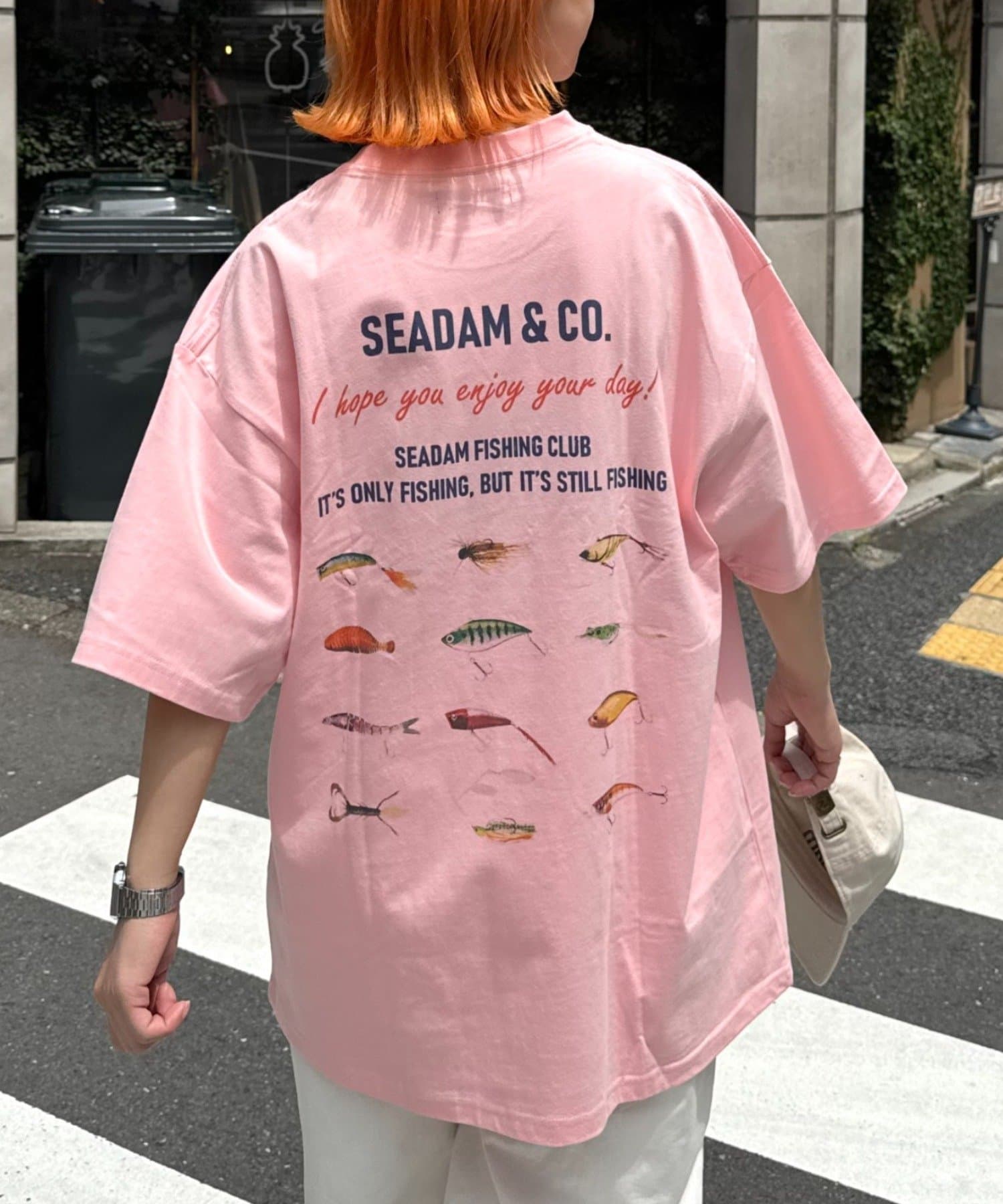 目を惹くレトロキャッチーなバックプリントがお洒落！SEADAMらしいヘビーオンスTシャツ◎■デザイン・10.5ozのヘビーウェイトボディを使用しているので一枚で着ても透ける心配ありません。・レトロ調の