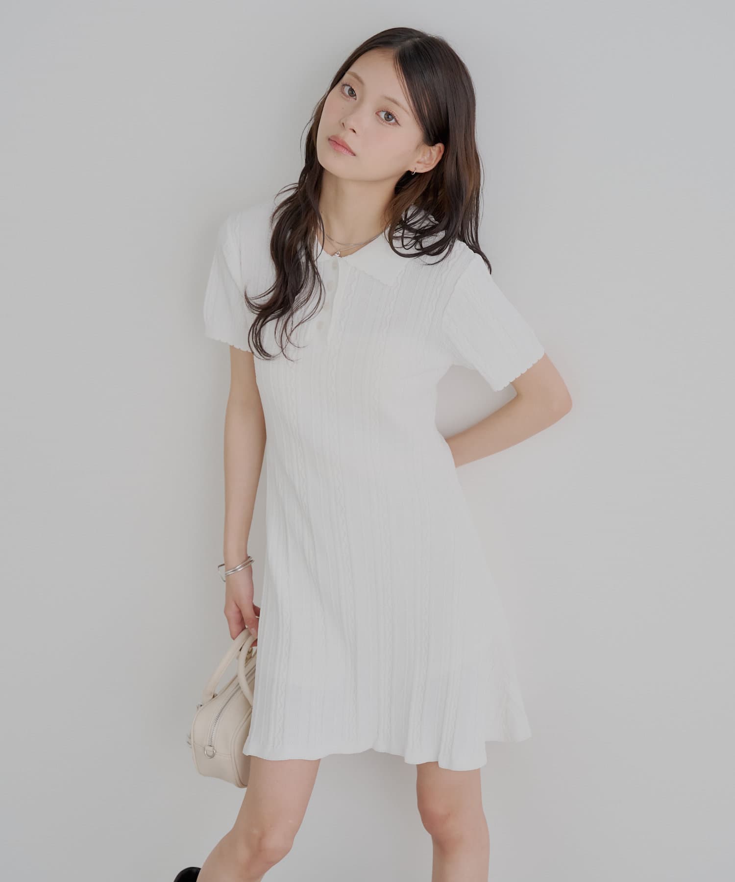 上品で大人可愛いポロニットワンピース登場！▶商品ポイント・クラシカルなポロ襟が、上品な印象をプラスしてくれます。・全体にあしらわれた編地が、縦のラインを強調しスタイルアップ効果も◎・ウエストからふんわ