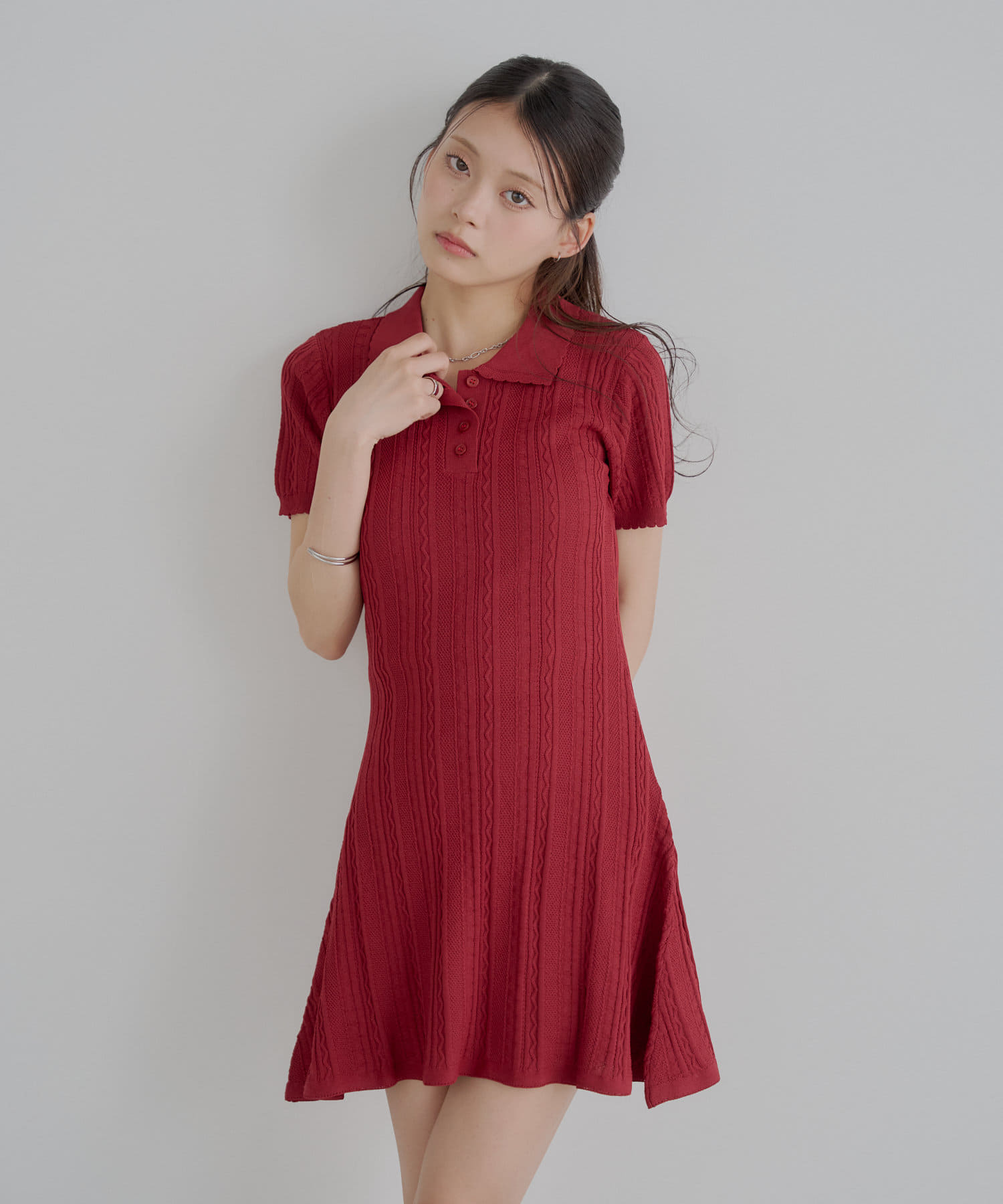 上品で大人可愛いポロニットワンピース登場！▶商品ポイント・クラシカルなポロ襟が、上品な印象をプラスしてくれます。・全体にあしらわれた編地が、縦のラインを強調しスタイルアップ効果も◎・ウエストからふんわ