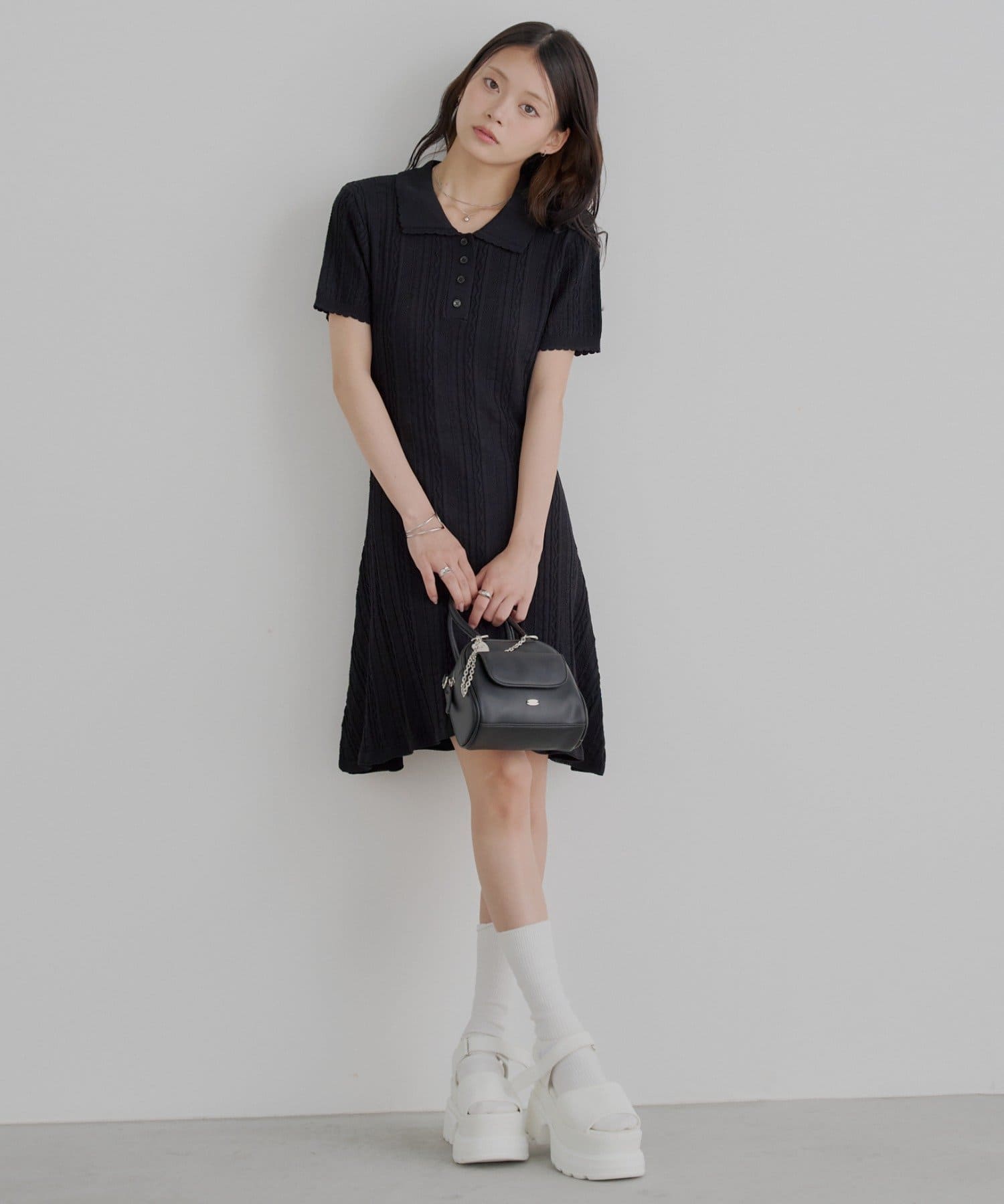 上品で大人可愛いポロニットワンピース登場！▶商品ポイント・クラシカルなポロ襟が、上品な印象をプラスしてくれます。・全体にあしらわれた編地が、縦のラインを強調しスタイルアップ効果も◎・ウエストからふんわ