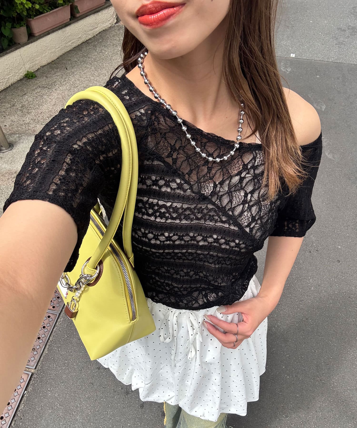 ＼人気トップスから半袖Ver登場！／透け感を楽しむレーストップス▼ポイント繊細なレースが贅沢にあしらわれたショートスリーブトップス。異なるレースを切り替えたデザインがアクセントになり、シンプルながらも