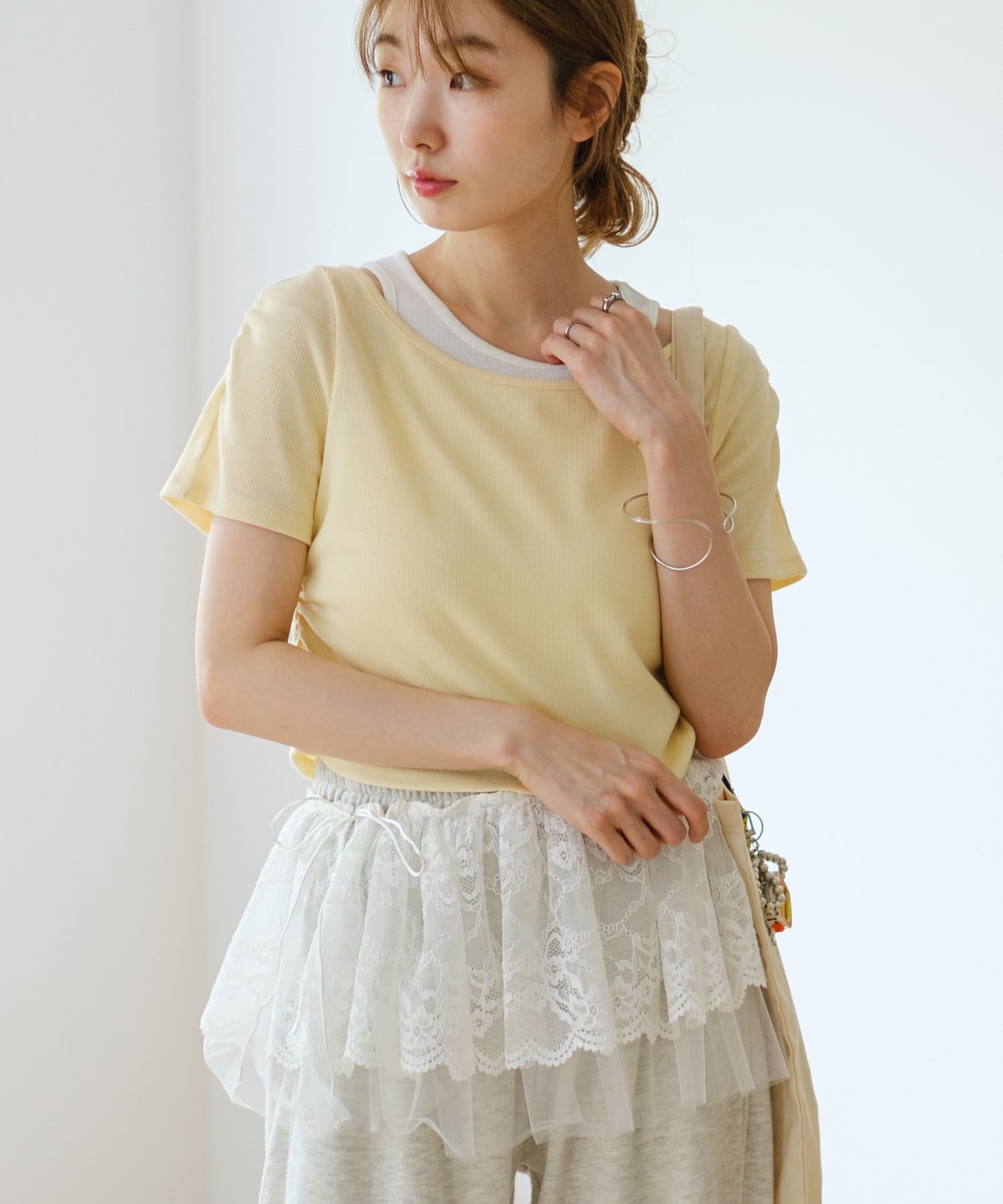 一枚で重ね着が叶うコンパクトトップス■デザインタンクトップがセットになっており、付属のものを重ねるだけでおしゃれ見えするデザインです。首回りの露出が苦手な方も、さりげなく肌見せを楽しめます。コンパクト