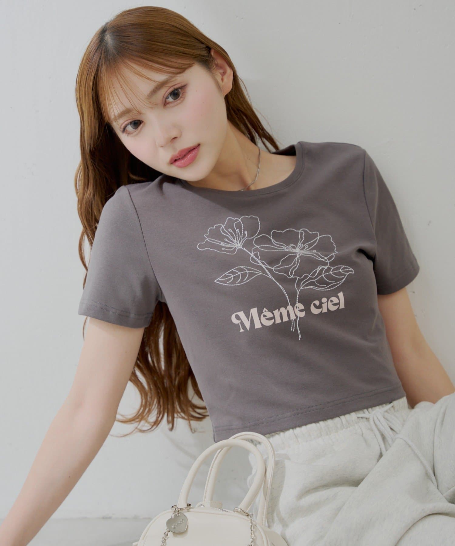 フラワーの刺繍が目を惹くチビT登場！※新色・ブラック▶商品ポイント・フラワー刺繍が甘すぎず、上品な印象で着ていただけます。・ショート丈でコンパクトなシルエットなので、スタイルアップ効果も◎・肌触りが良