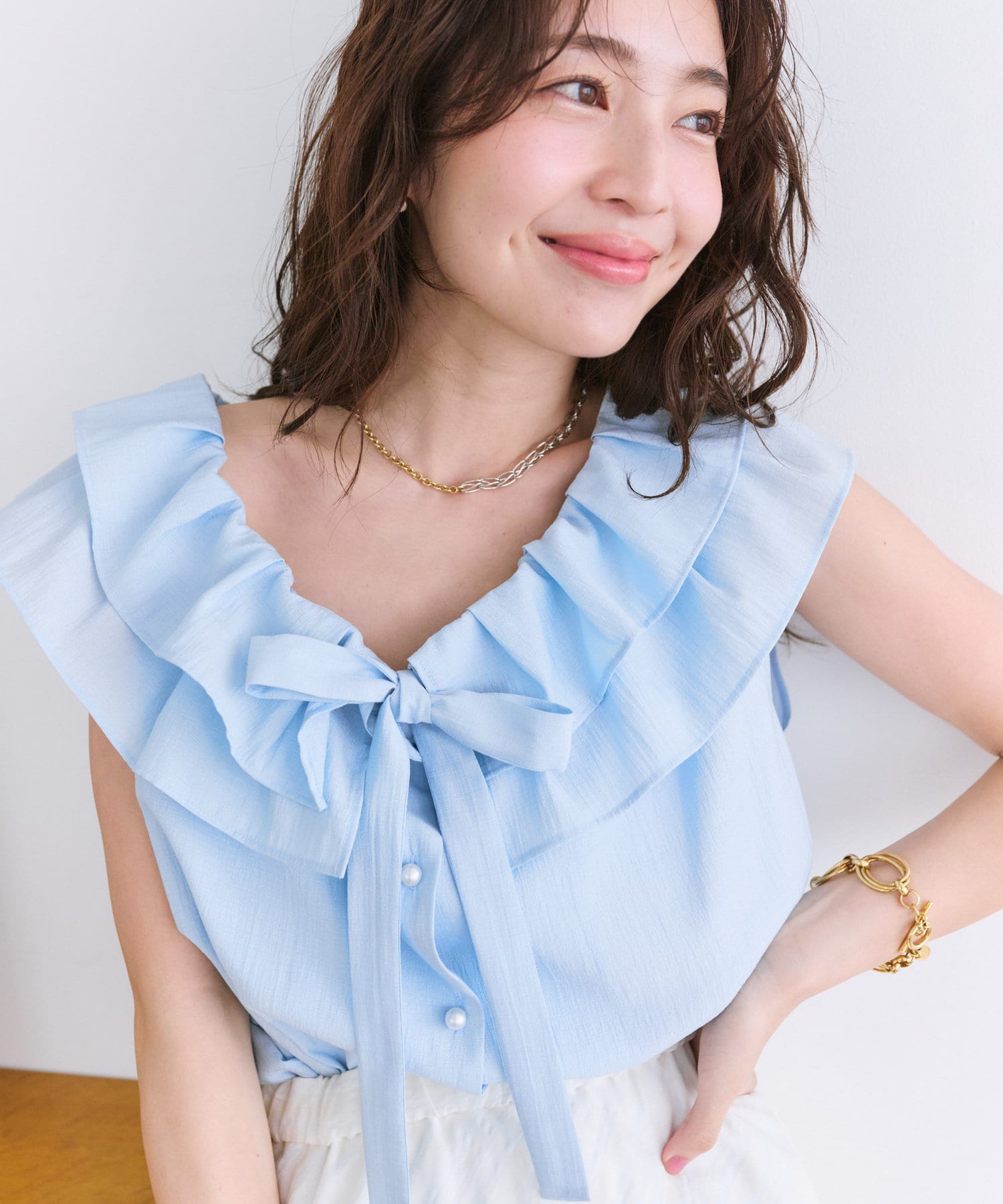 大人気のフリルブラウスにノースリーブタイプが登場♡●デザインラブティックボンボンで大人気のフリルブラウスにノースリーブタイプが登場しました！レーヨン混素材の無地とポリエステルのドット柄の展開です。ポイ