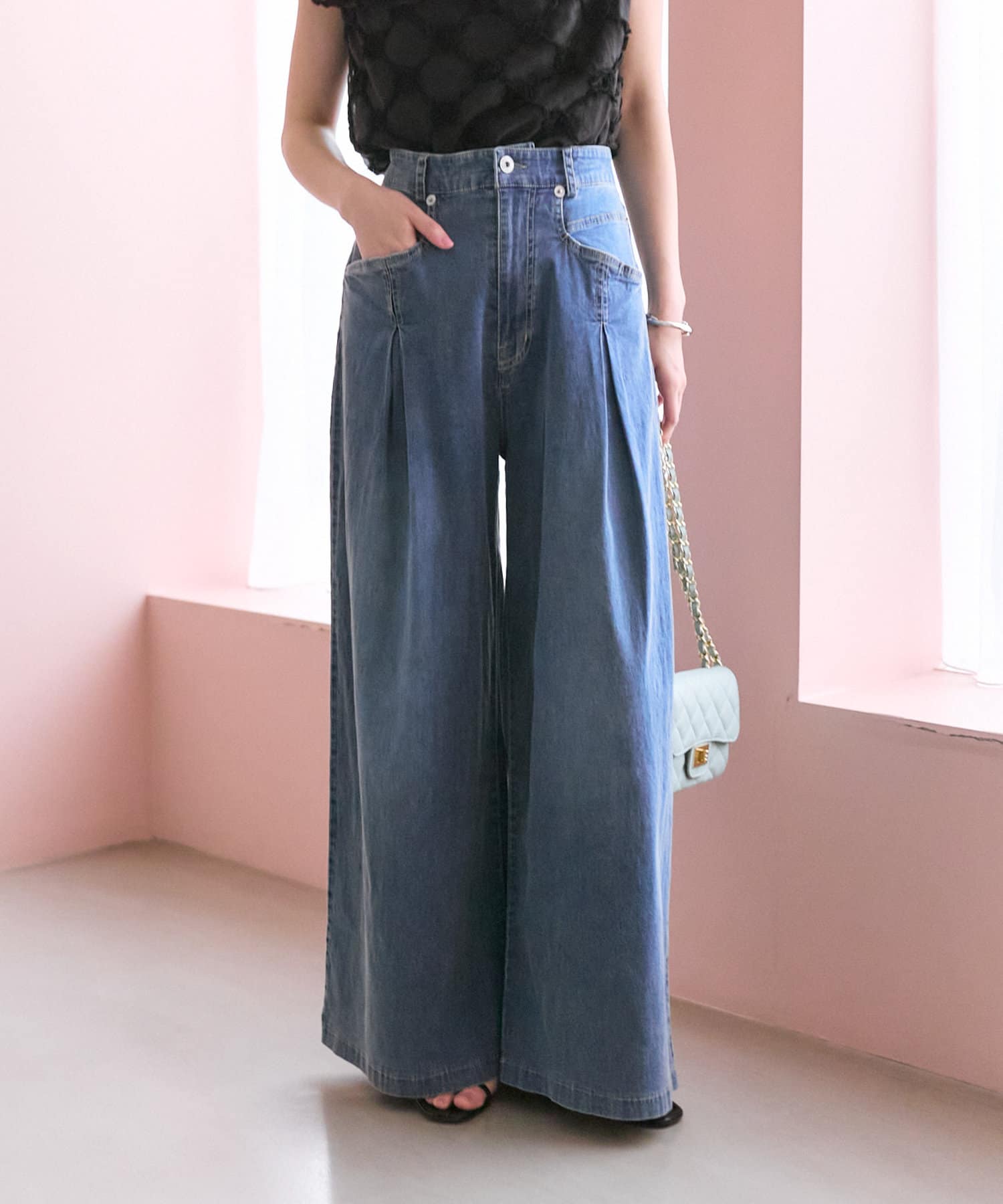 ストレスフリーな大人のリラックスデニム●デザインハイウエストデザインが脚長に見せ、ワイドなシルエットが気になるラインをカバーしてくれるスタイルアップ効果抜群のデニムです。フロントのタックとポケットディ