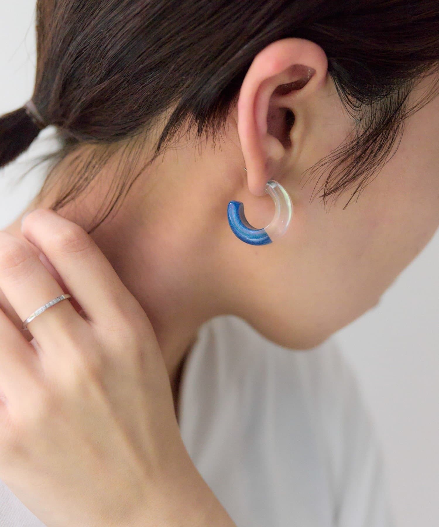 ear PAPILLONNER(イア パピヨネ) 《チタンポスト》ハーフクリアピアス