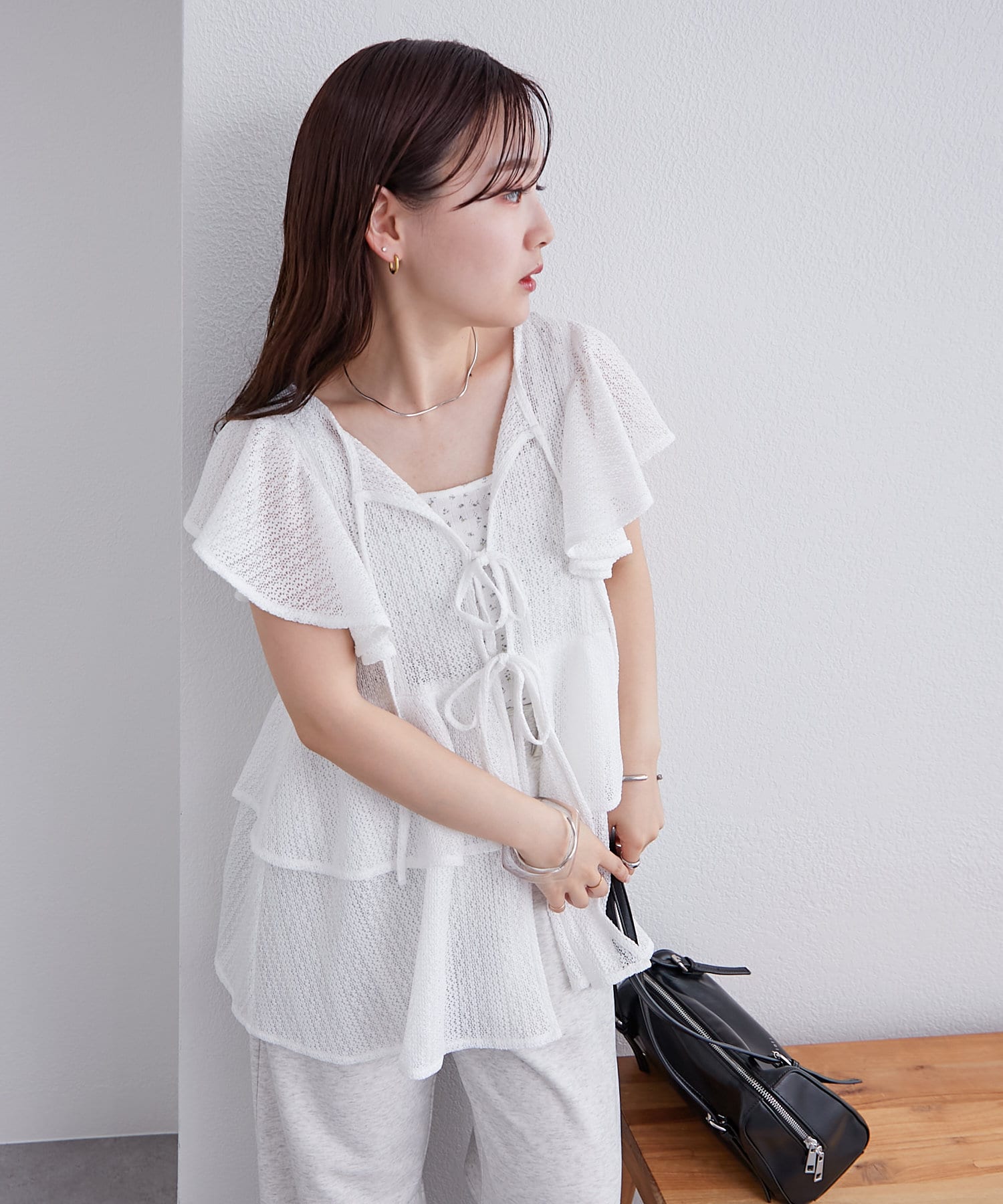 存在感のあるフリルとフロントのリボンがかわいい♡チュニックが登場！●デザインフロントのリボンと袖のフリルが華やかな１枚。袖のフリルが二の腕周りをすっきり見せてくれます。切り返しが高い位置にあるのでスタ