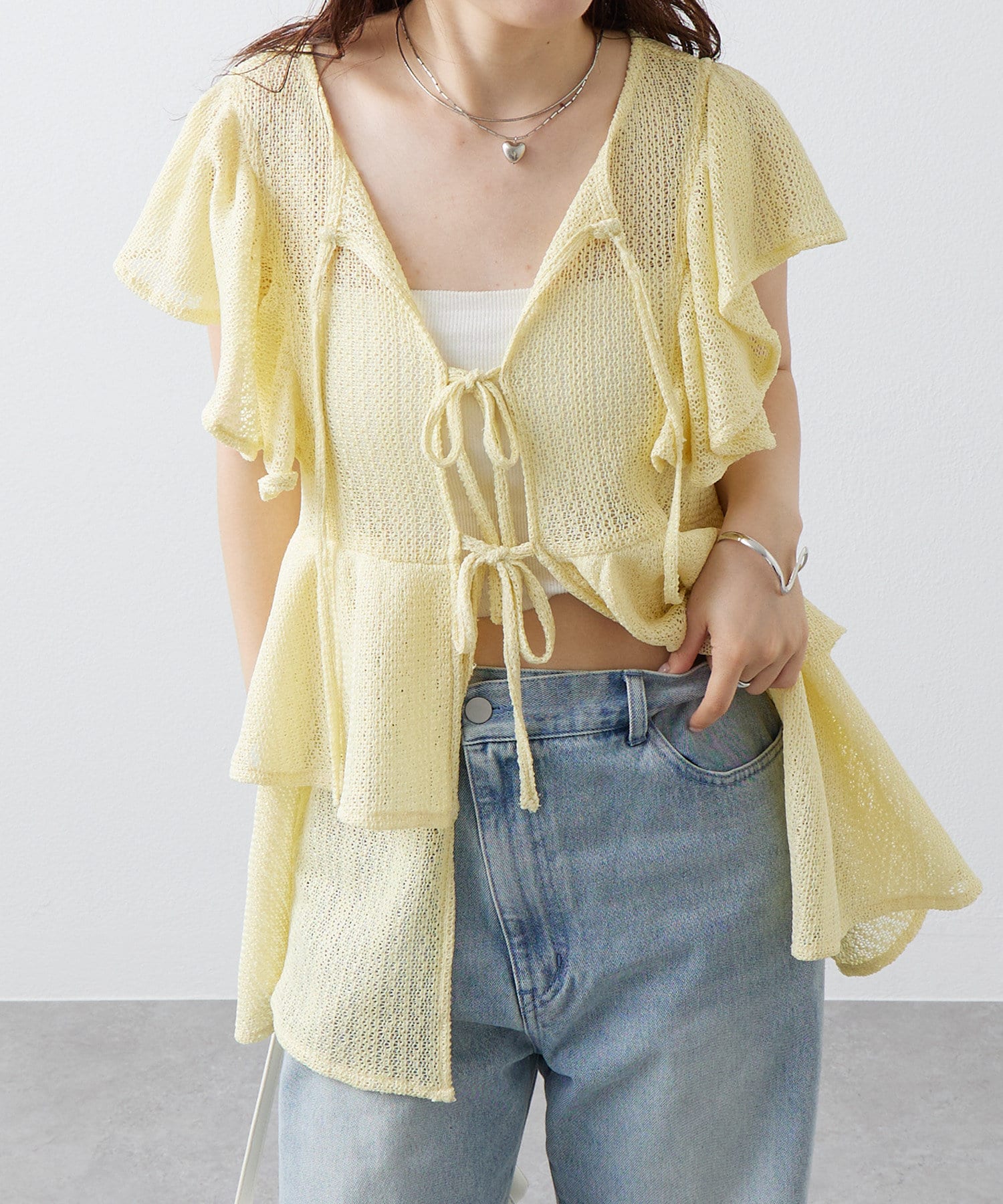存在感のあるフリルとフロントのリボンがかわいい♡チュニックが登場！●デザインフロントのリボンと袖のフリルが華やかな１枚。袖のフリルが二の腕周りをすっきり見せてくれます。切り返しが高い位置にあるのでスタ