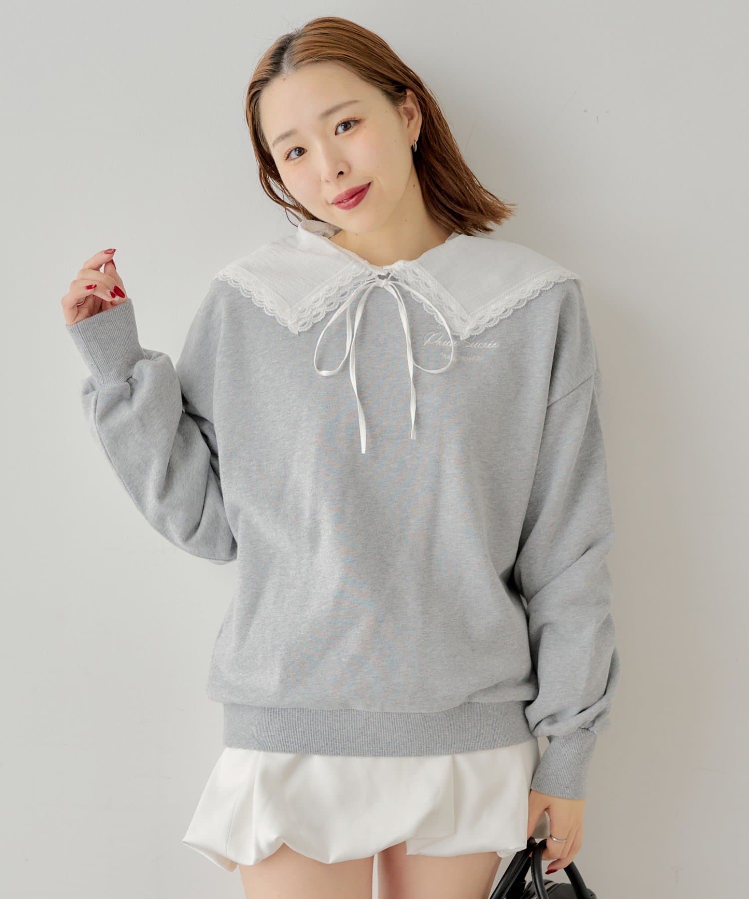 レイヤードにもおすすめなセーラーカラーブラウス▶商品ポイント・二重に重なったレース素材にときめくブラウス。・袖フレアデザインがより女性らしい印象に。・ショート丈なのでボトムにインせずにスタイルアップが