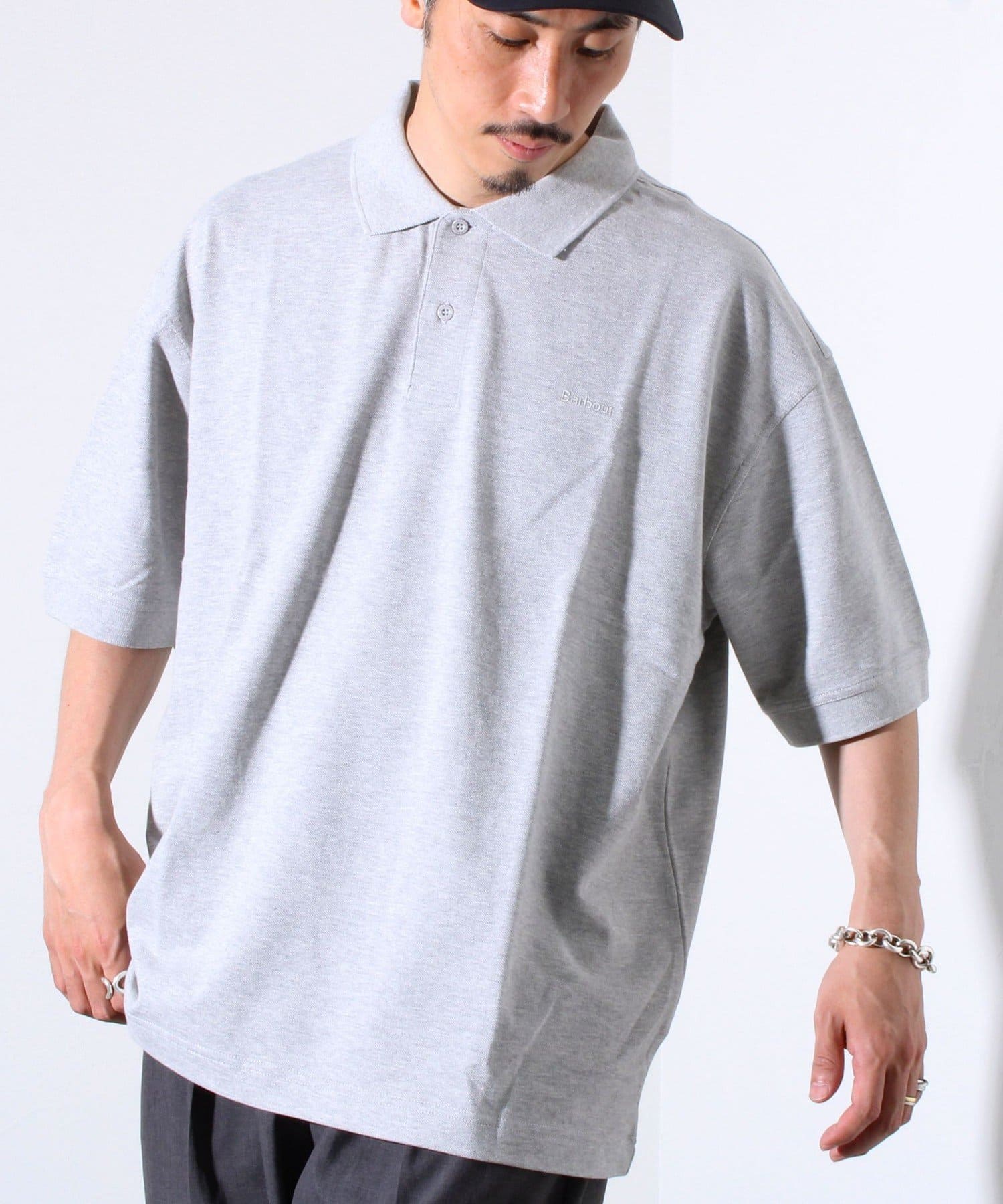 No.251MML1469【WEB限定アイテム】バブアーの夏の定番アイテム、ポロシャツから新たなスタイルが登場。オーバーサイズフィットで作られた本商品は、一枚で着てもサマになるフィット感が特徴です。胸