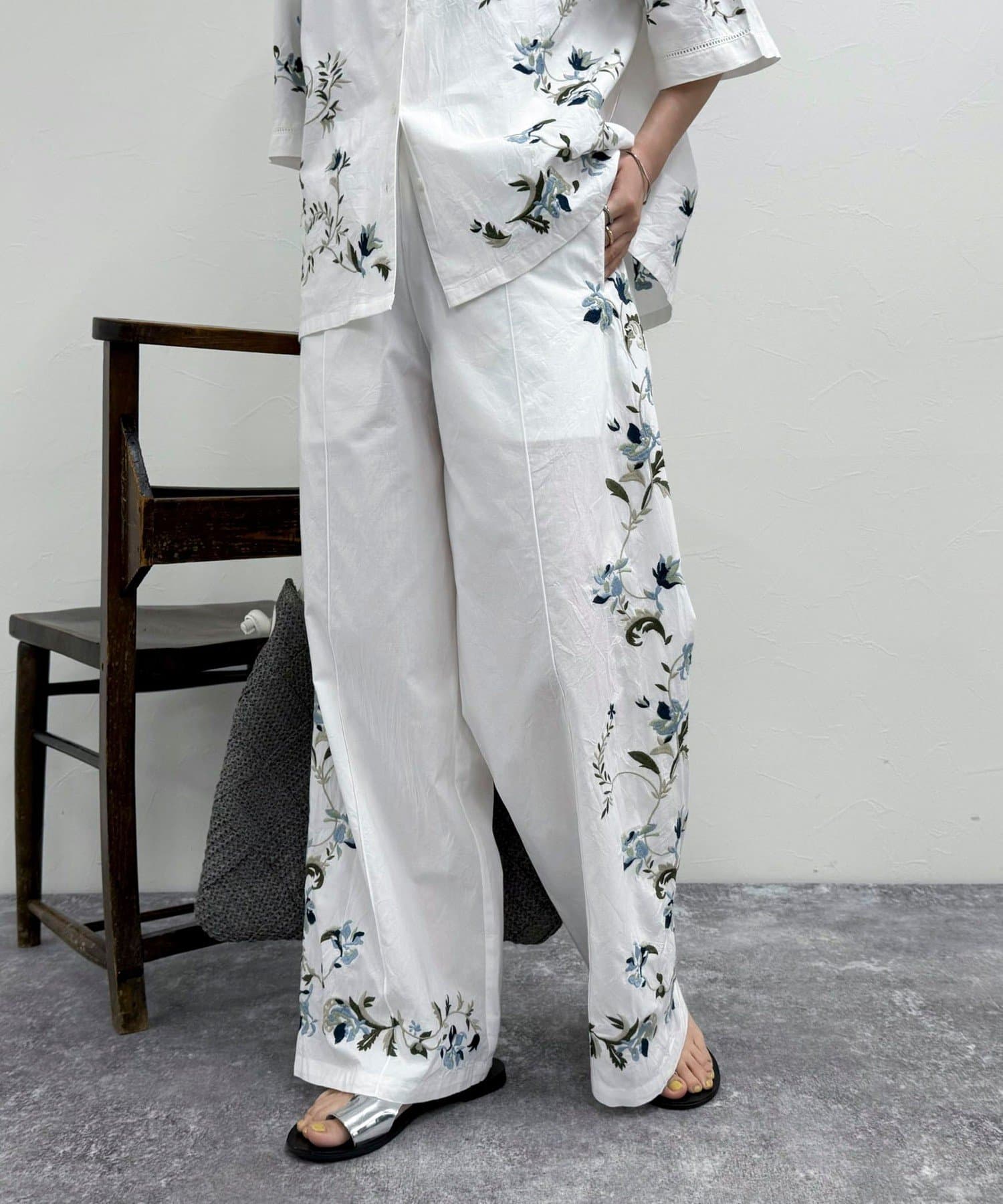 ◇fredy emue◇【2025 SS】カラフル刺繍が華やかなワイドパンツ●point・目を惹く刺繍が華やかなパンツです・散りばめられたお花の刺繍がコーデのポイントに！・程よくワイドなシルエットで縦