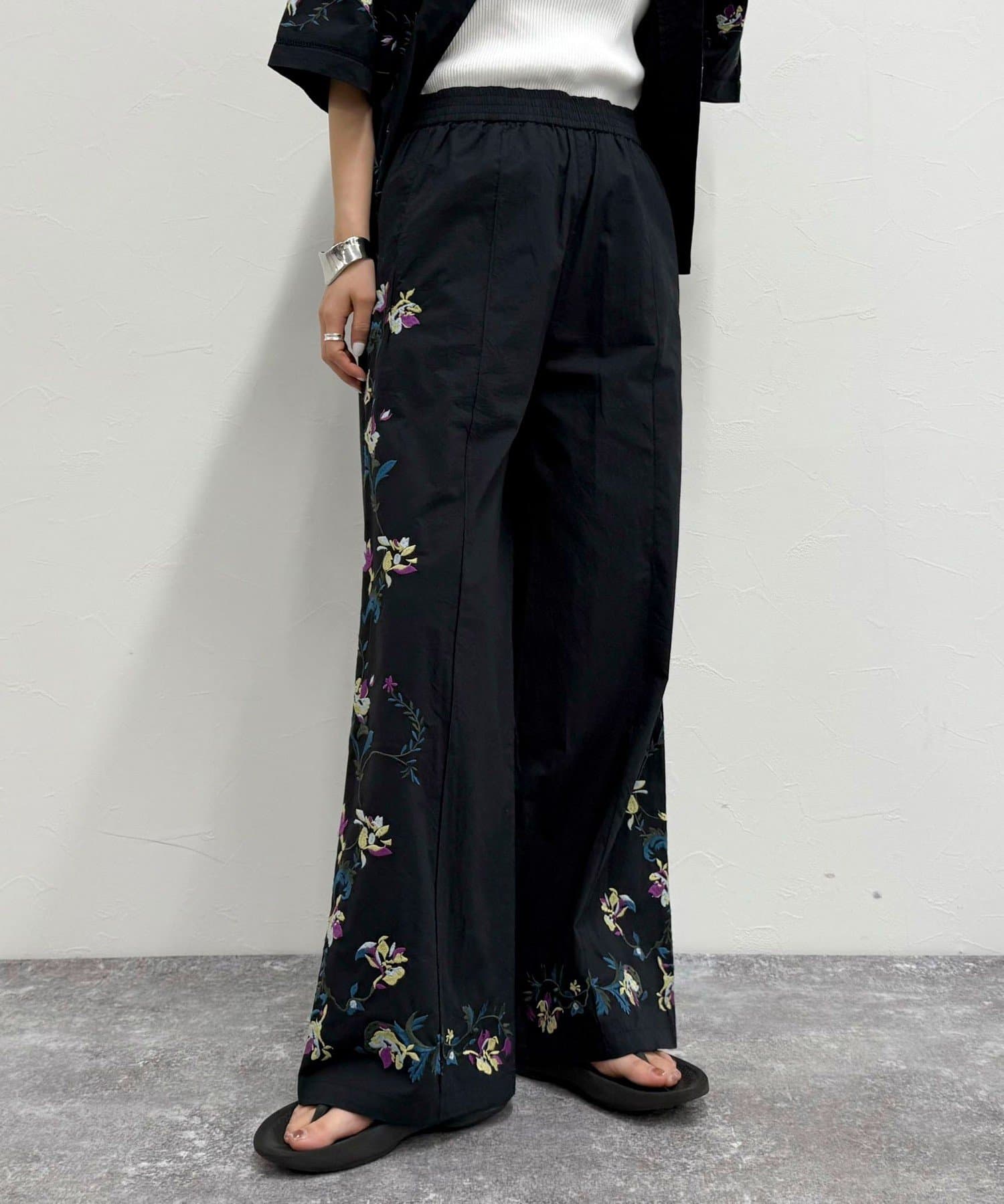 ◇fredy emue◇【2025 SS】カラフル刺繍が華やかなワイドパンツ●point・目を惹く刺繍が華やかなパンツです・散りばめられたお花の刺繍がコーデのポイントに！・程よくワイドなシルエットで縦