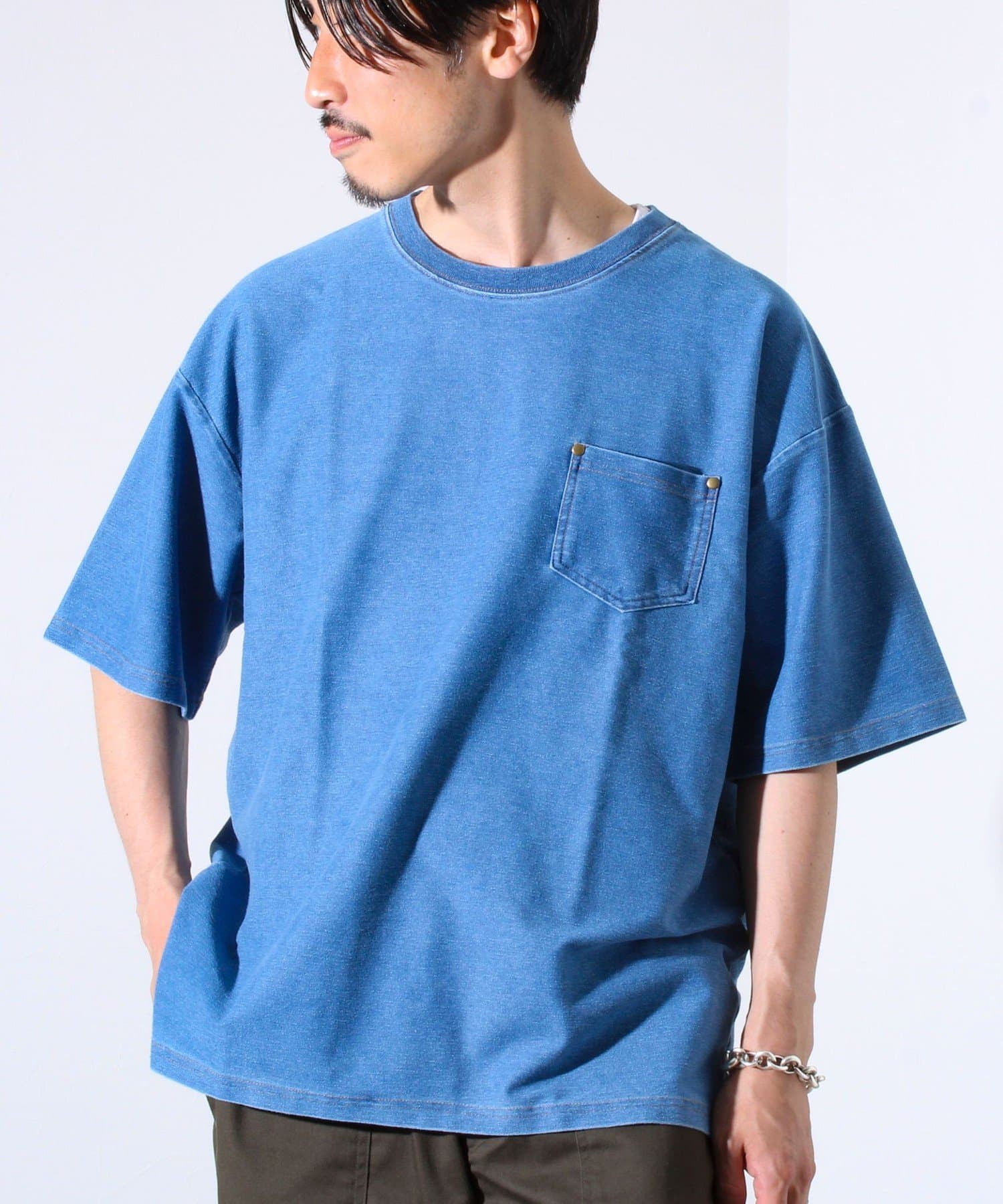 【WEB限定アイテム】絶妙な色落ち加工でこなれ感が魅力のデニムTシャツ・着用ごとに褪せ感も楽しめる1着・ポケットはデニムのディテールを再現し、銅製のリベットを使用・やや肉厚な生地を使用しているのでへた