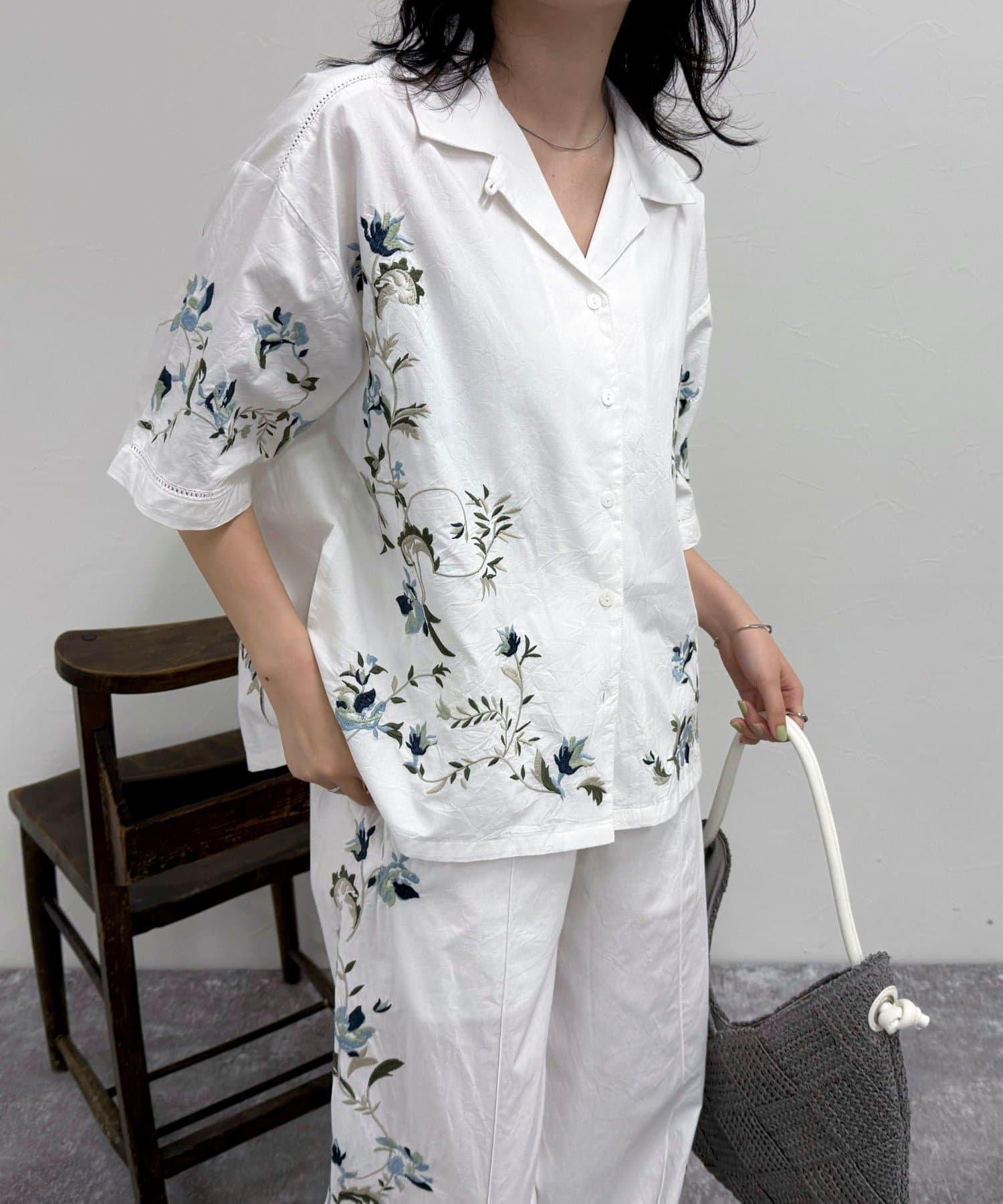 ◇fredy emue◇【2025 SS】カラフル刺繍が華やかな半袖シャツ●point・目を惹く刺繍が華やかな半袖シャツです・散りばめられたお花の刺繍がコーデのポイントに！・全身抜かりなくお洒落な1枚