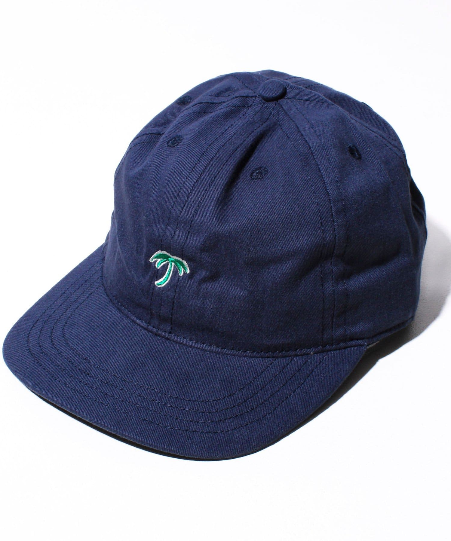 【WEB限定アイテム】クラシカルな雰囲気の6パネルキャップMADE IN USA様々なシーンで活躍してくれるデザインツイルキャップ。ワントーンカラーに刺繍ロゴをポイントにしたシンプルさが魅力です。6パ