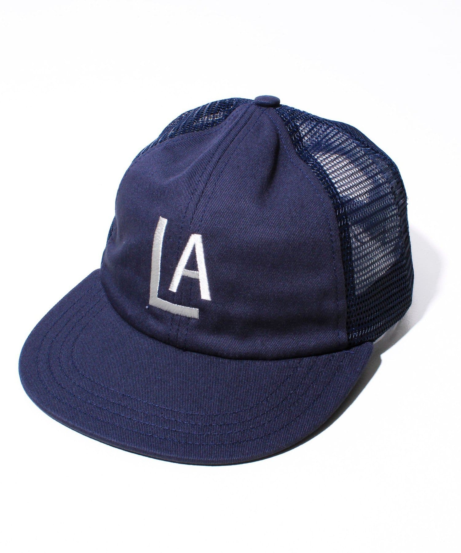 【WEB限定アイテム】MADE IN USAベーシックな6パネルのベースボールキャップハーフメッシュ仕様で、通気性◎スナップバック仕様でサイズ調整が可能。ユニセックスアイテムでシーズンレスにお使いいた