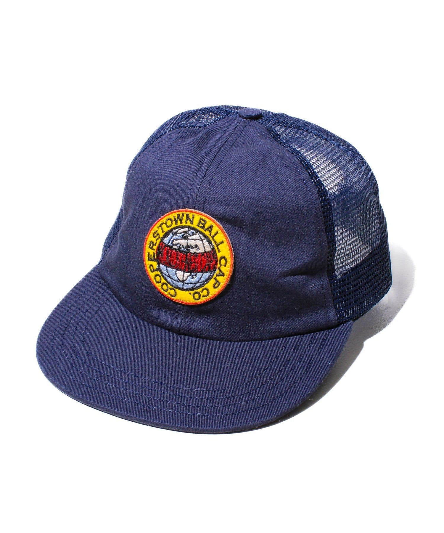 【WEB限定アイテム】MADE IN USAベーシックな6パネルのベースボールキャップハーフメッシュ仕様で、通気性◎スナップバック仕様でサイズ調整が可能。ユニセックスアイテムでシーズンレスにお使いいた