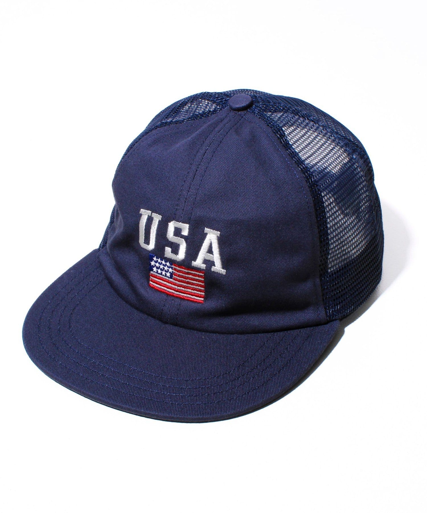 【WEB限定アイテム】MADE IN USAベーシックな6パネルのベースボールキャップハーフメッシュ仕様で、通気性◎スナップバック仕様でサイズ調整が可能。ユニセックスアイテムでシーズンレスにお使いいた