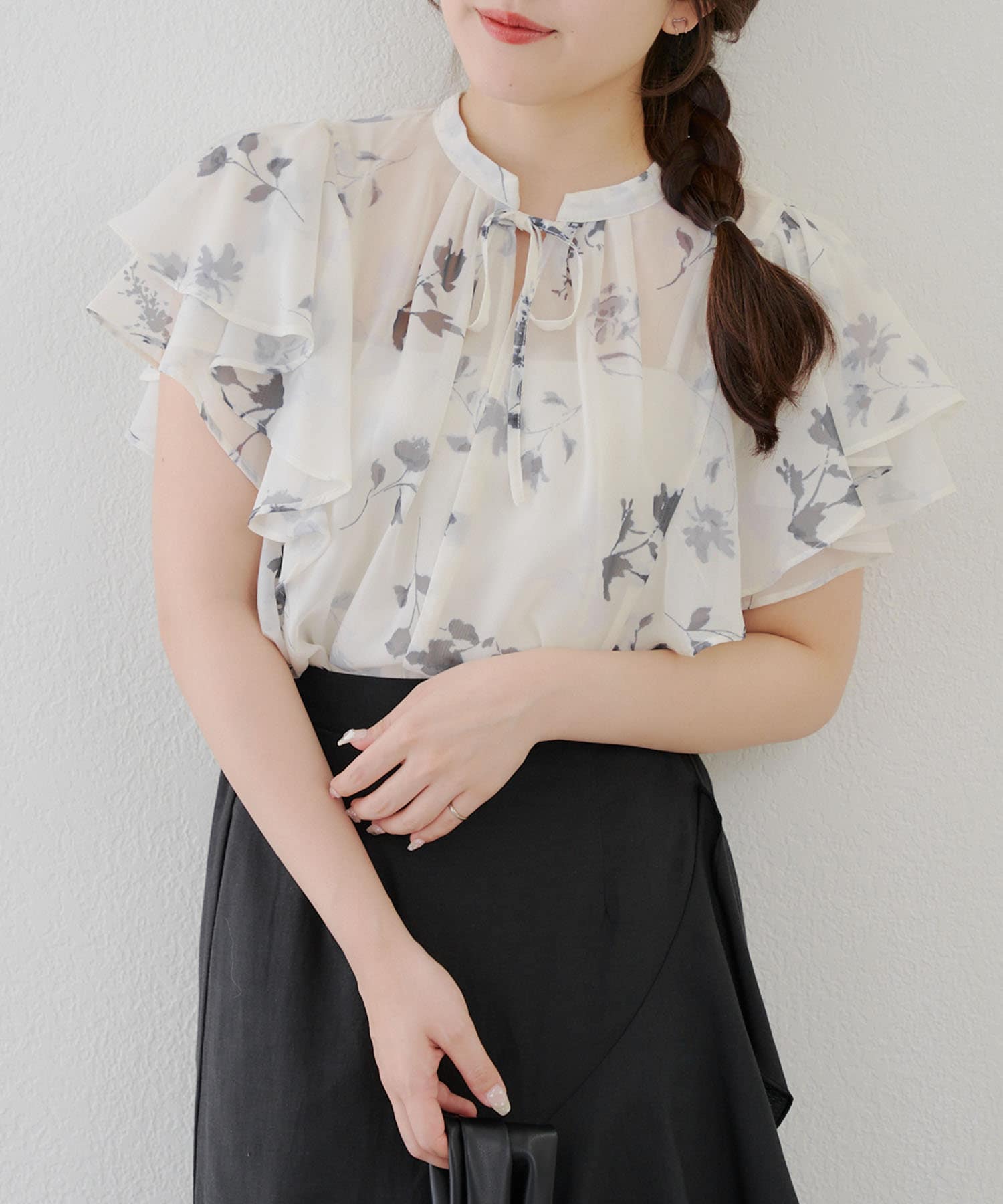 【2025SS ANOTHER BRANCH OLIVE des OLIVE】■ デザイン・清涼感のあるシフォン素材に柔らかい配色の花柄プリントブラウス◎・首元すっきり見えのプチハイネックで上品さをプ