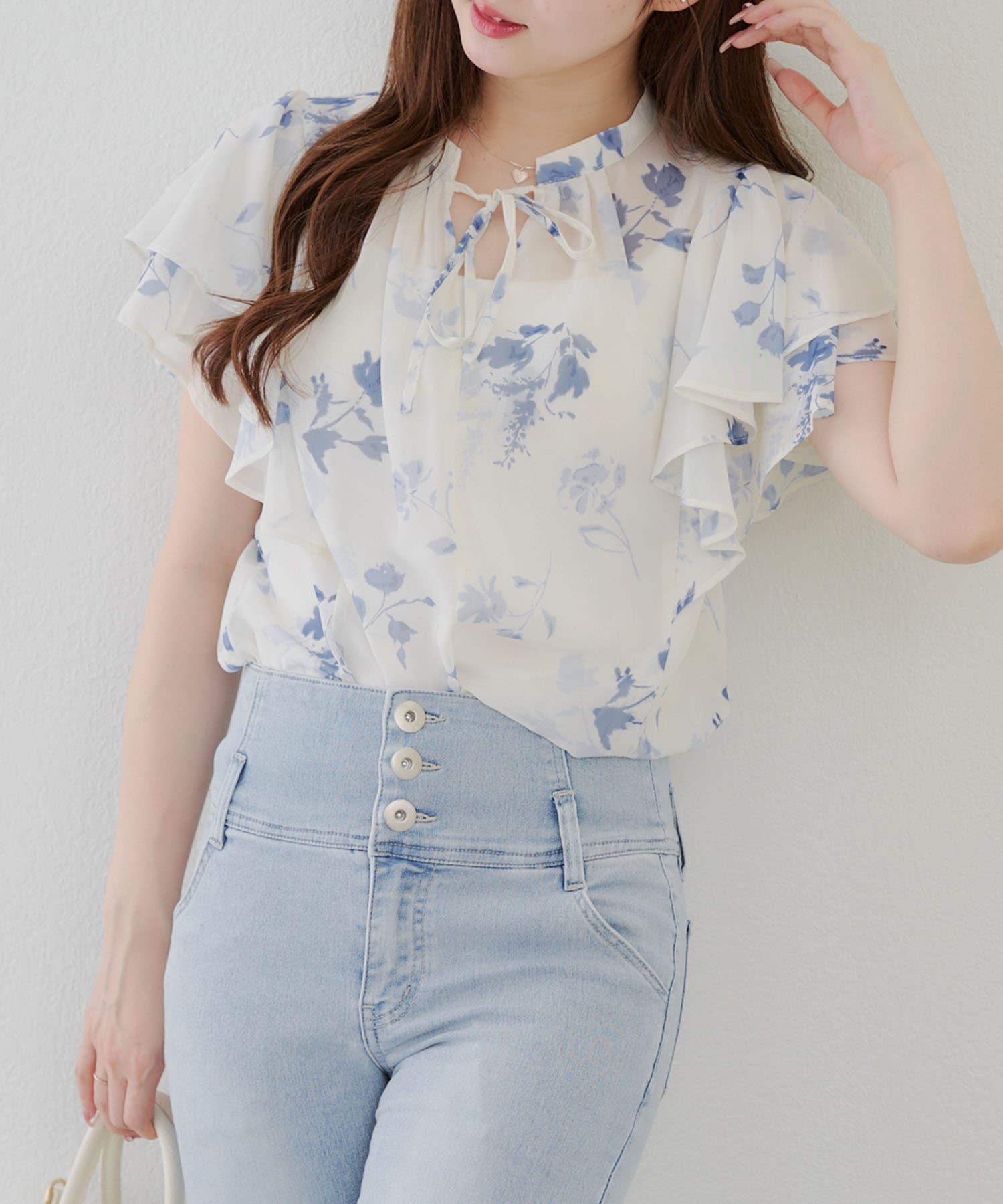 【2025SS ANOTHER BRANCH OLIVE des OLIVE】■ デザイン・清涼感のあるシフォン素材に柔らかい配色の花柄プリントブラウス◎・首元すっきり見えのプチハイネックで上品さをプ