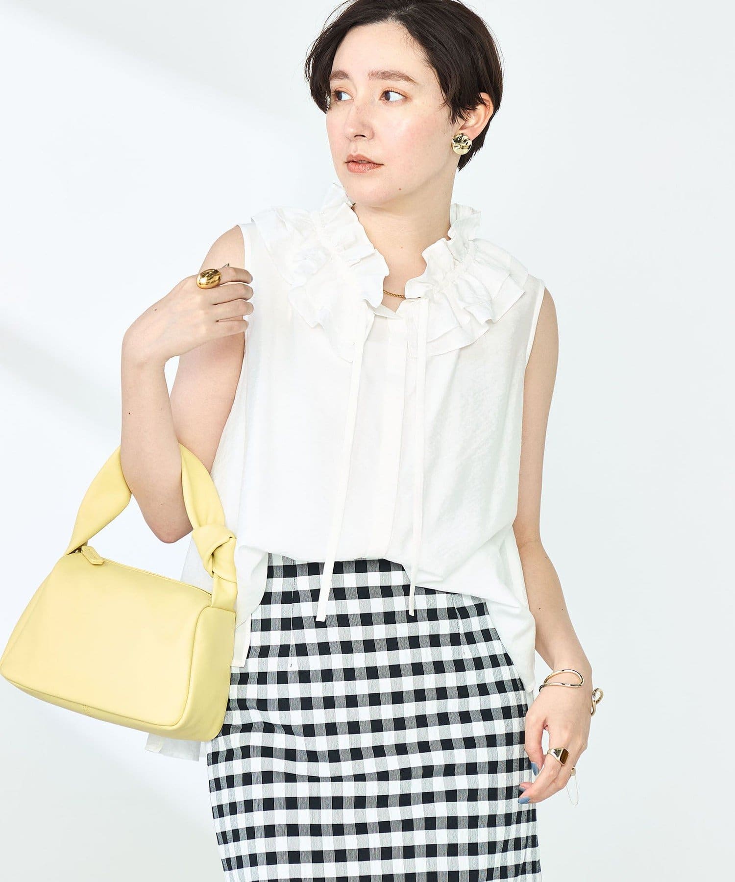 ◇25SS◇NOLLEY'S sophi◆Point・衿ぐりのフリルが顔周りを華やかに演出してくれるノースリーブブラウス・軽やかな透け感と程よい光沢のあるシアーローン素材を使用・肌離れが良く