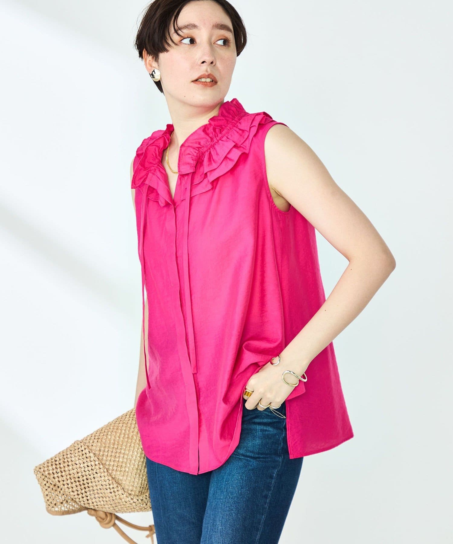 ◇25SS◇NOLLEY'S sophi◆Point・衿ぐりのフリルが顔周りを華やかに演出してくれるノースリーブブラウス・軽やかな透け感と程よい光沢のあるシアーローン素材を使用・肌離れが良く