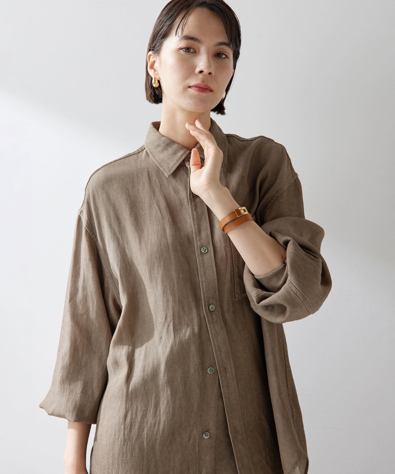 Whim Gazette - ウィムガゼット　スキッパーワイドシアーシャツ　バンドカラー　とろみ素材　ブラウン Whim Gazette - ウィムガゼット スキッパーワイドシアーシャツ