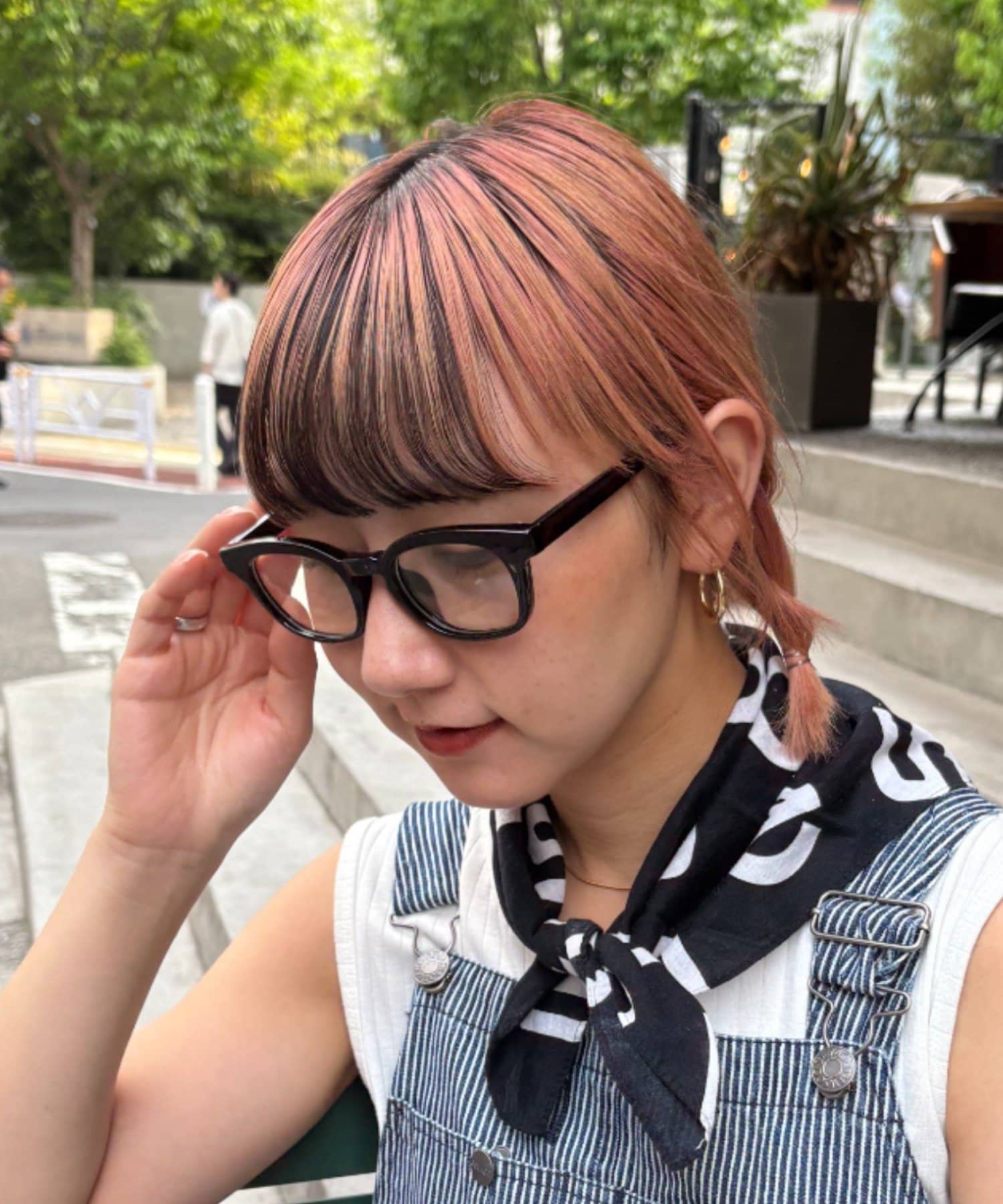 【一部店舗・WEB限定】小顔効果を叶えてくれる☆普段使いにぴったりな"UVカットアイウェア"やや太めのフレームで、小顔効果を叶えてくれるのが嬉しいポイント◎王道のスクエア型のため、