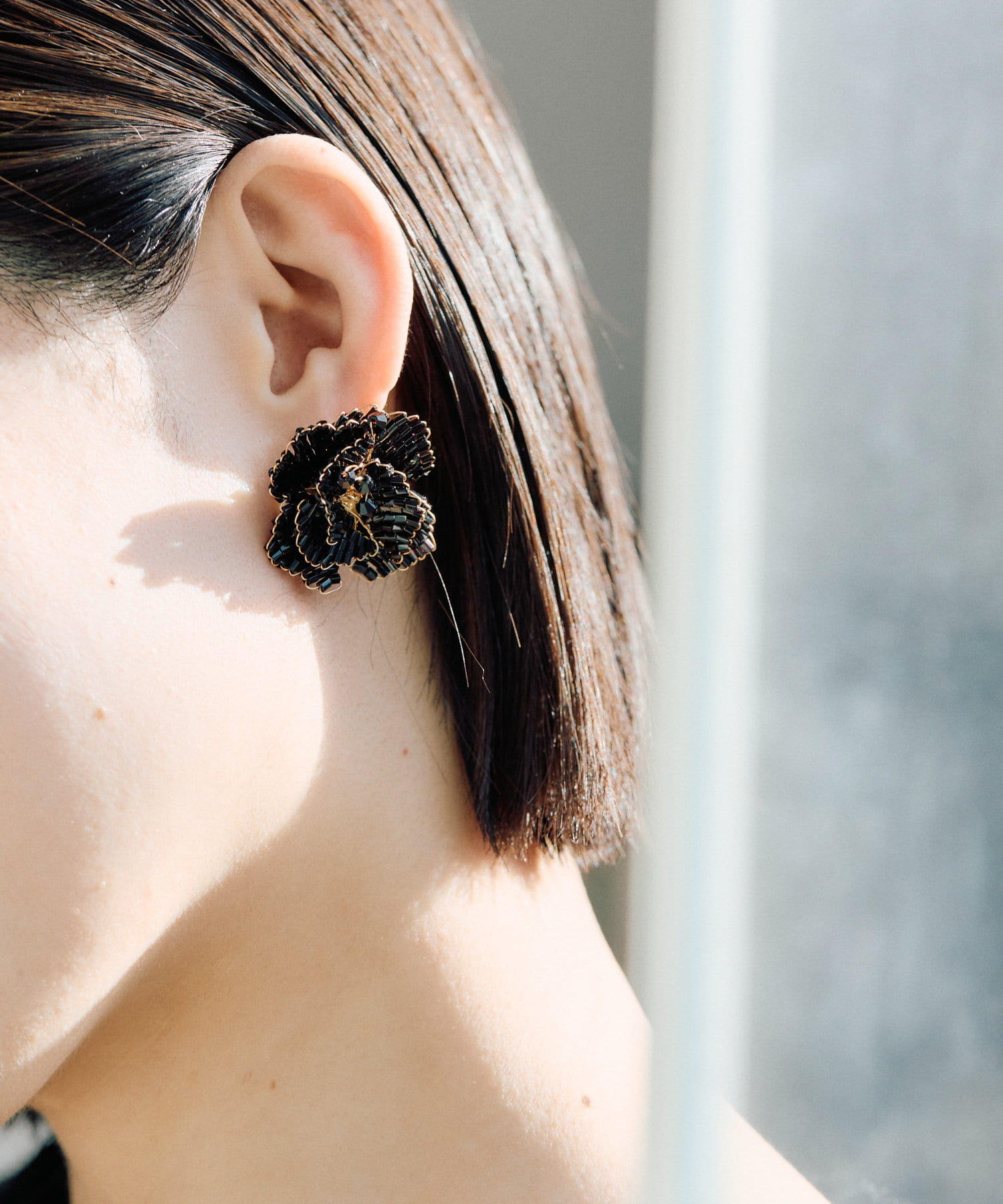 ear PAPILLONNER(イア パピヨネ) モノトーンビーズフラワーピアス