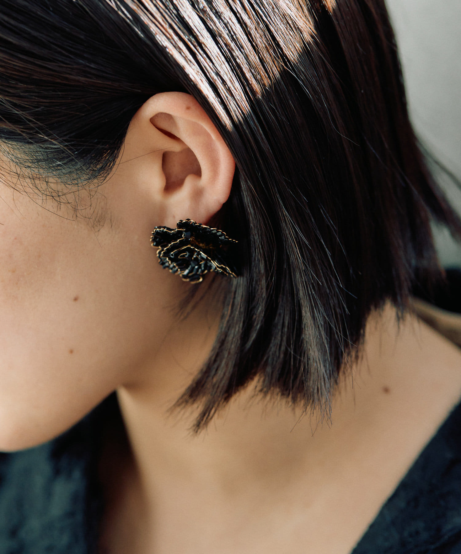 ear PAPILLONNER(イア パピヨネ) モノトーンビーズフラワーピアス