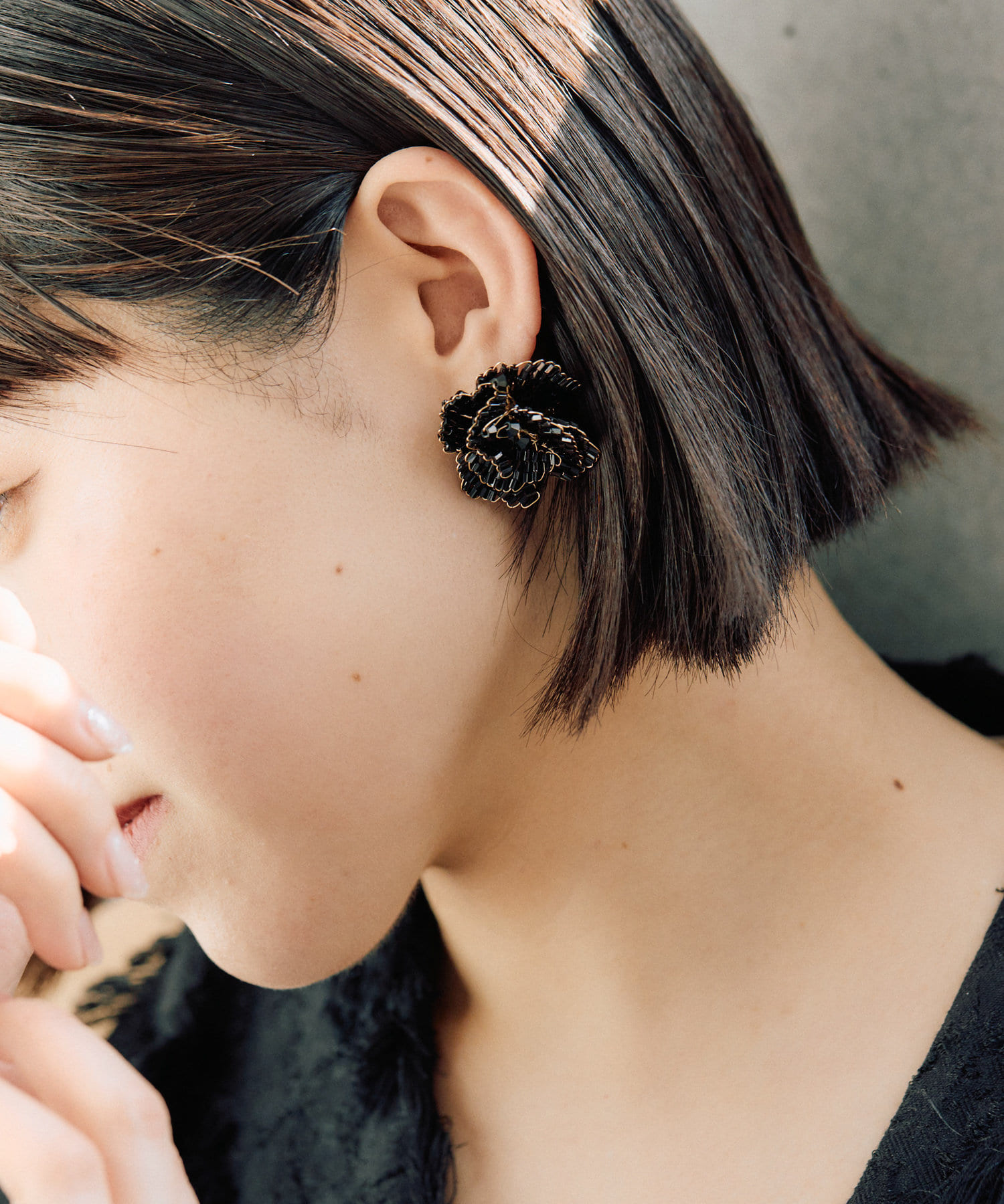 ear PAPILLONNER(イア パピヨネ) モノトーンビーズフラワーピアス