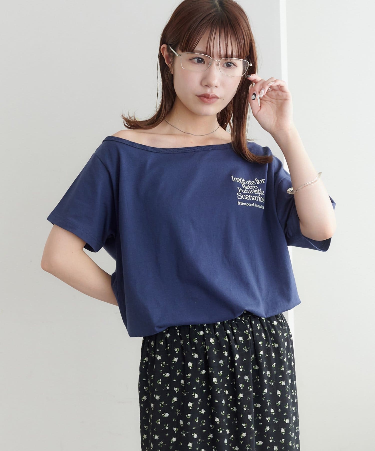 程よい抜け感をプラス●デザインワンショルダーとして綺麗に着用いただけるように、衿ぐりと袖丈には左右差をつけている為、衿がずれる心配がなくストレスフリーな着心地に。刺繍デザインのロゴは、カジュアルな印象