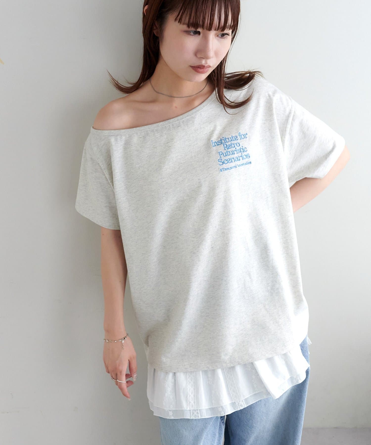 程よい抜け感をプラス●デザインワンショルダーとして綺麗に着用いただけるように、衿ぐりと袖丈には左右差をつけている為、衿がずれる心配がなくストレスフリーな着心地に。刺繍デザインのロゴは、カジュアルな印象