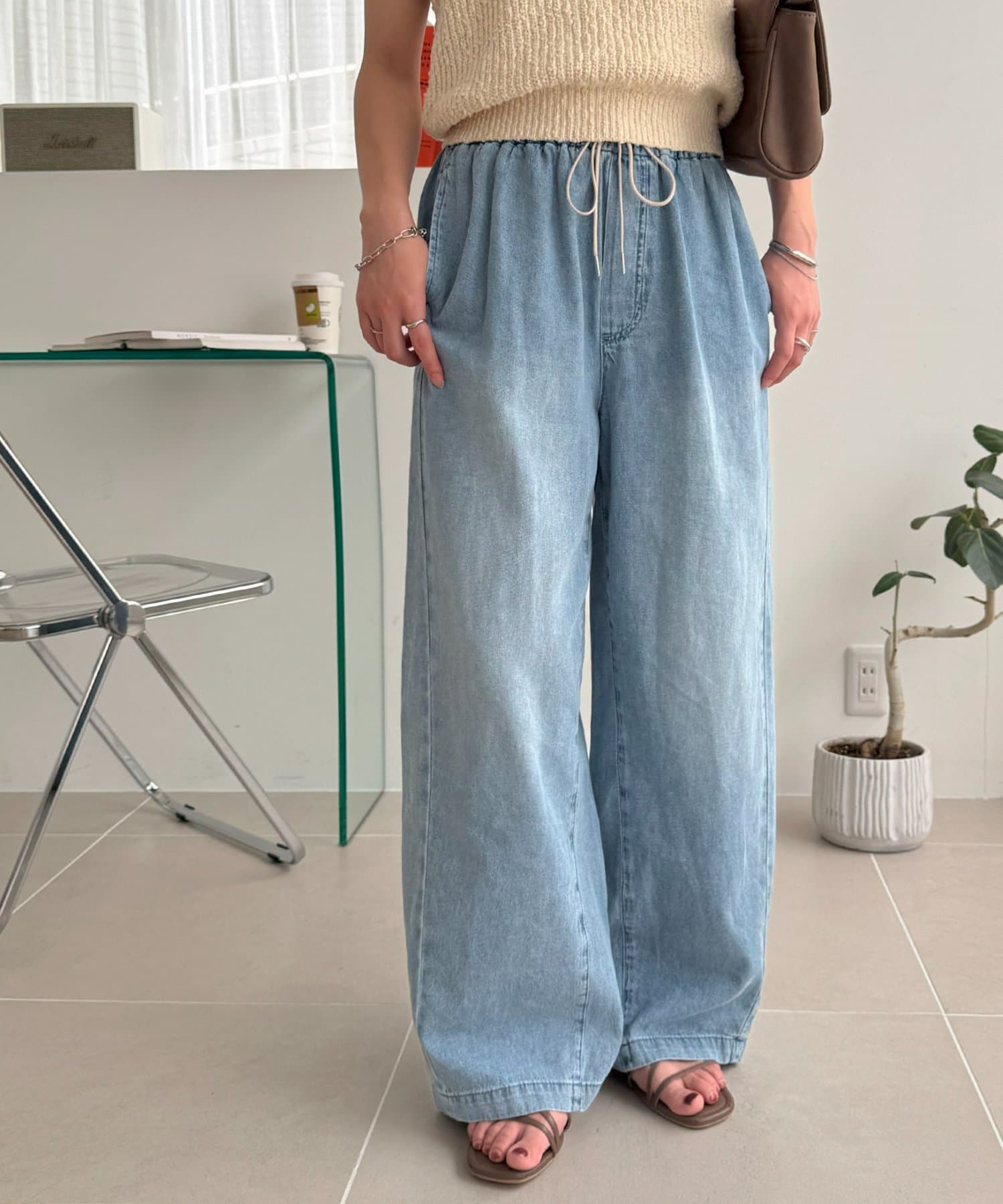 シンプルながらこなれ感漂うワイドシルエットが魅力●デザイン見た目以上に柔らかく薄い生地感なので、夏も快適に着用できるデニム！サイドラインをあえて内側に入れたことで、コクーンのようなシルエットになりこな