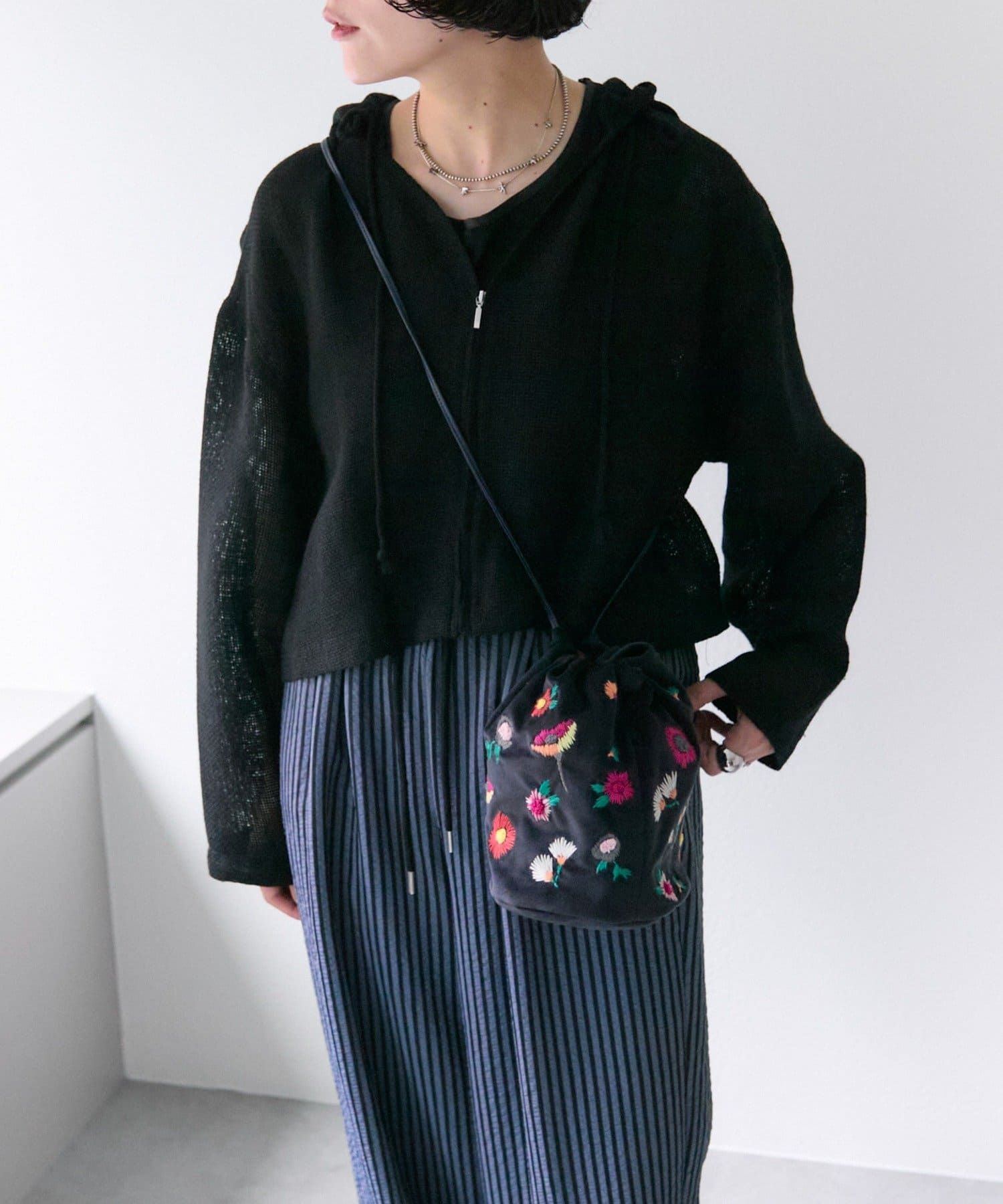 お花刺しゅうがコーデに彩りを添えてくれる巾着バッグ丁寧に施された刺しゅうがポイントで色とりどりのお花が持つ人の個性を引き立てます。ベロア風の素材を使用し、カジュアルながらも上品な印象で普段使いはもちろ
