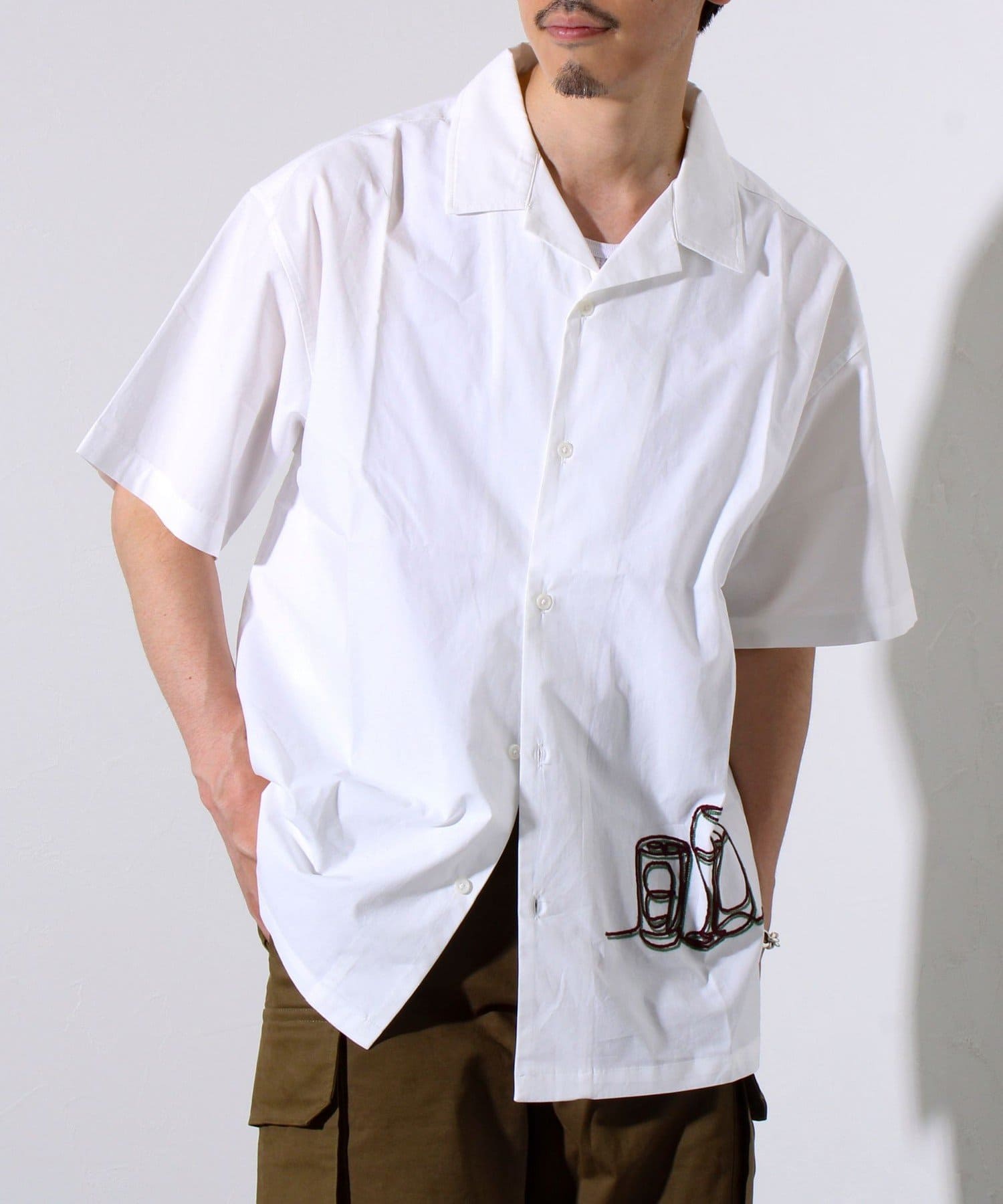 【WEB限定アイテム】大胆なカクテル刺繍がポイントになる半袖オープンカラーシャツ・台襟がないため首回りの締め付けがなく、胸元の通気性がよく、涼しさを確保できる開襟シャツ型・シルエットはゆったりとしてお