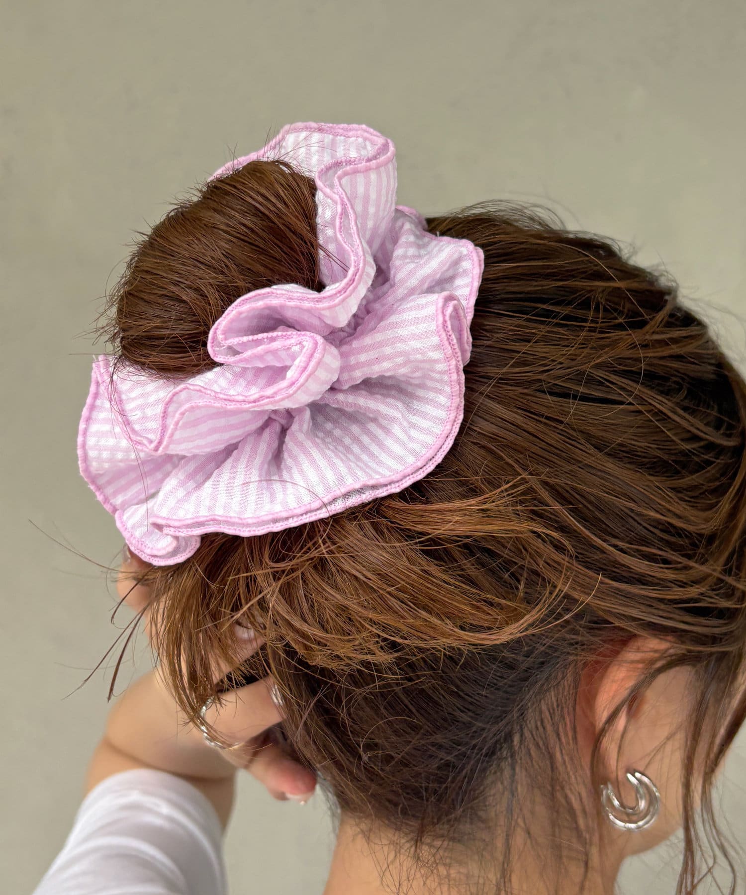 Lattice(ラティス) フリルストライプシュシュ