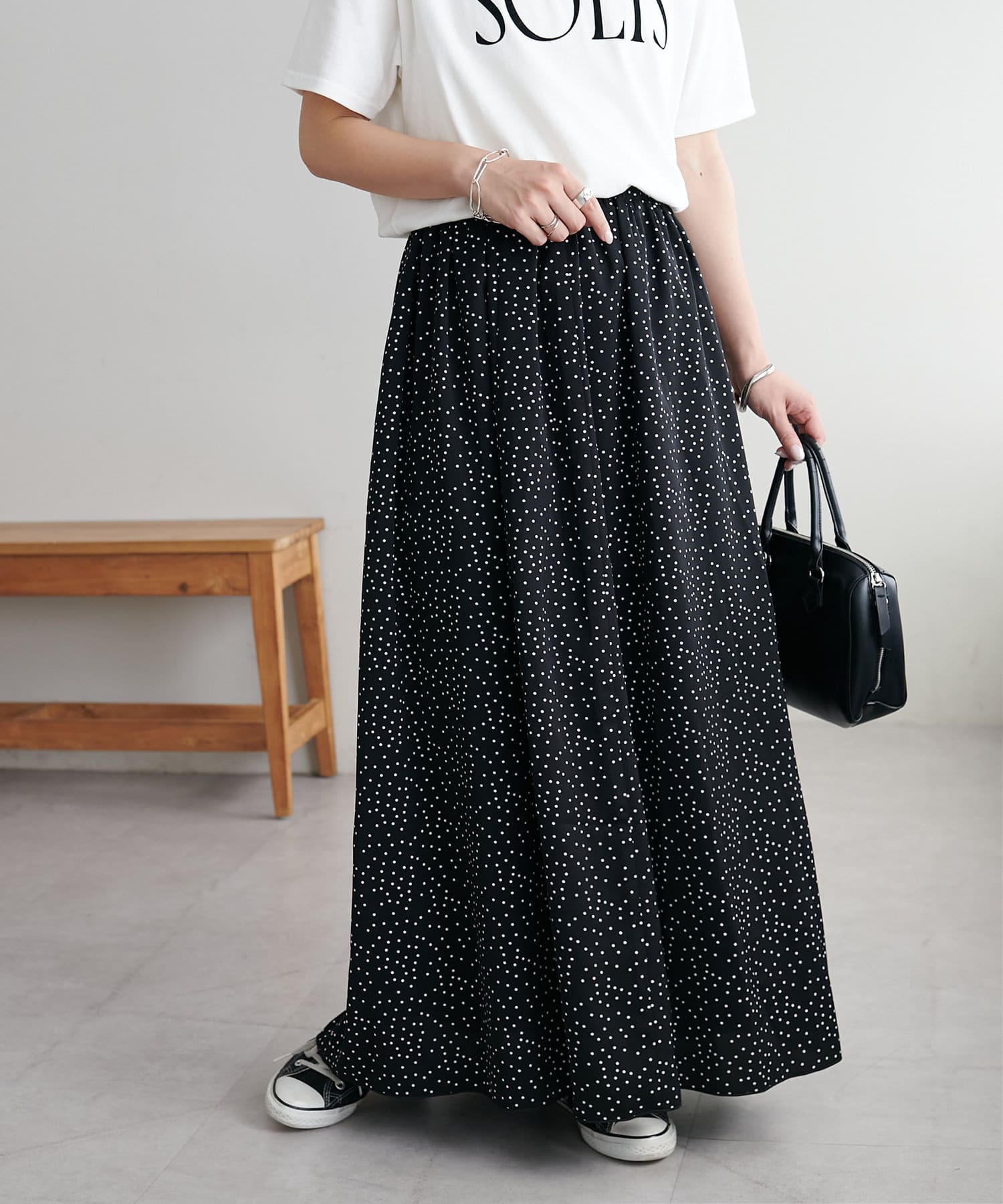 DISCOAT ONLINE LIMITED ITEMトレンド感のあるドット柄のスカート⚫︎デザイン軽やかで落ち感のある素材が、歩くたびにふんわり揺れて女性らしさを引き立てます。小さめのドット柄が甘す