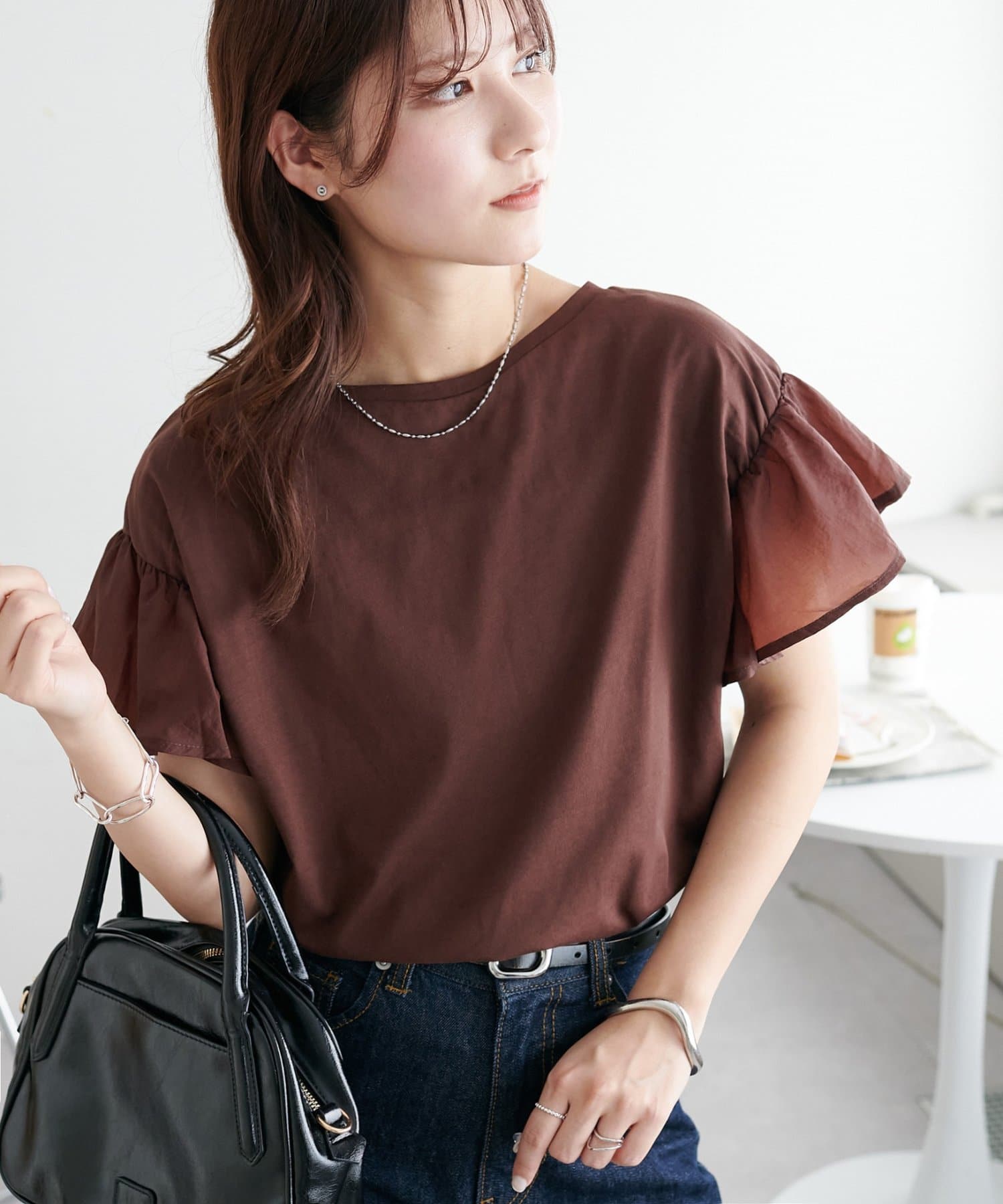DISCOAT ONLINE LIMITED ITEMフェミニンな雰囲気漂う、袖切替え2WAYトップス●デザイン柔らかなフレアスリーブは、透け感のある異素材で切り替えられており、軽やかで上品な印象に仕