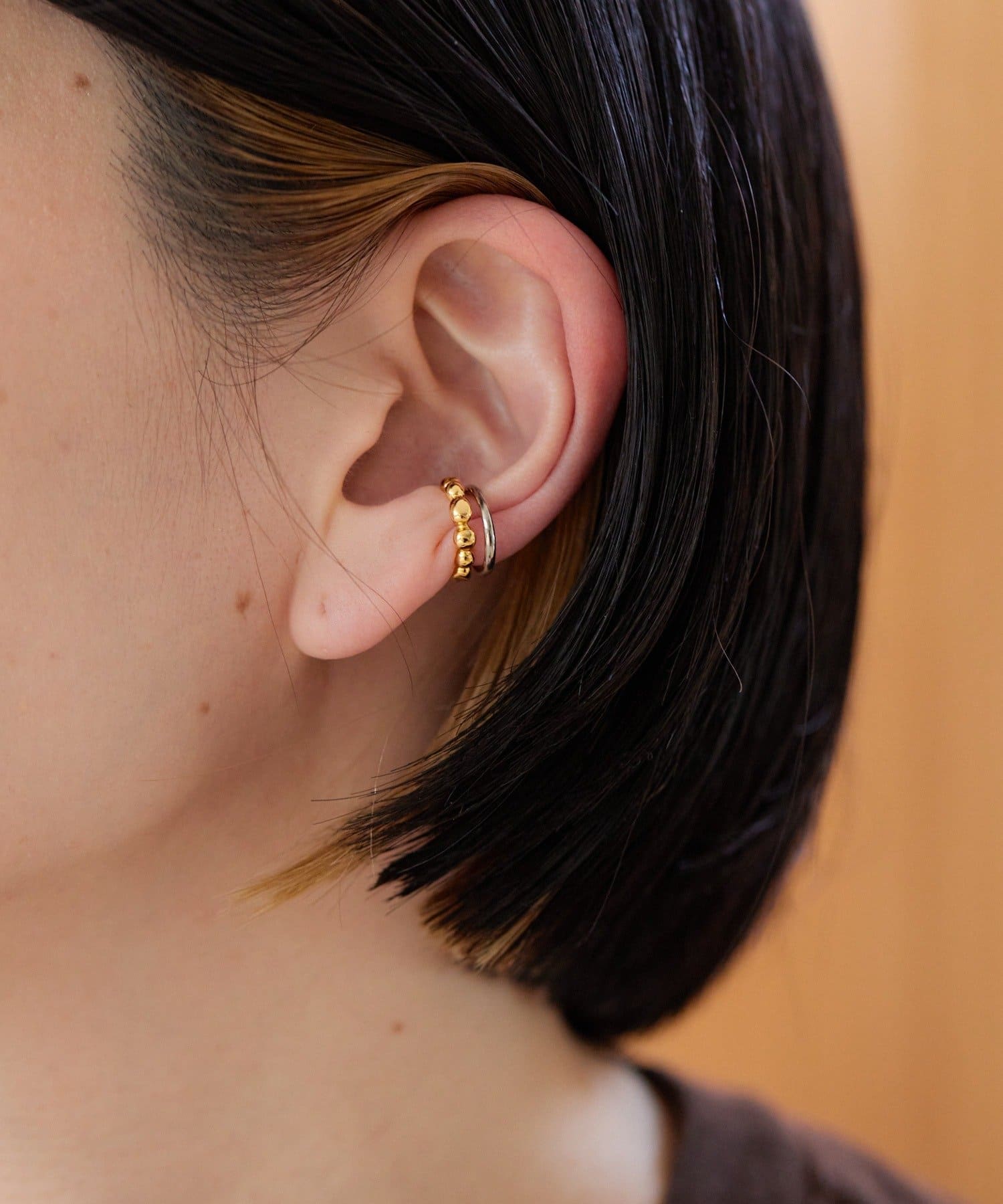 ear PAPILLONNER(イア パピヨネ) 《スターリングシルバー使用》バイカラー花輪イヤーカフ