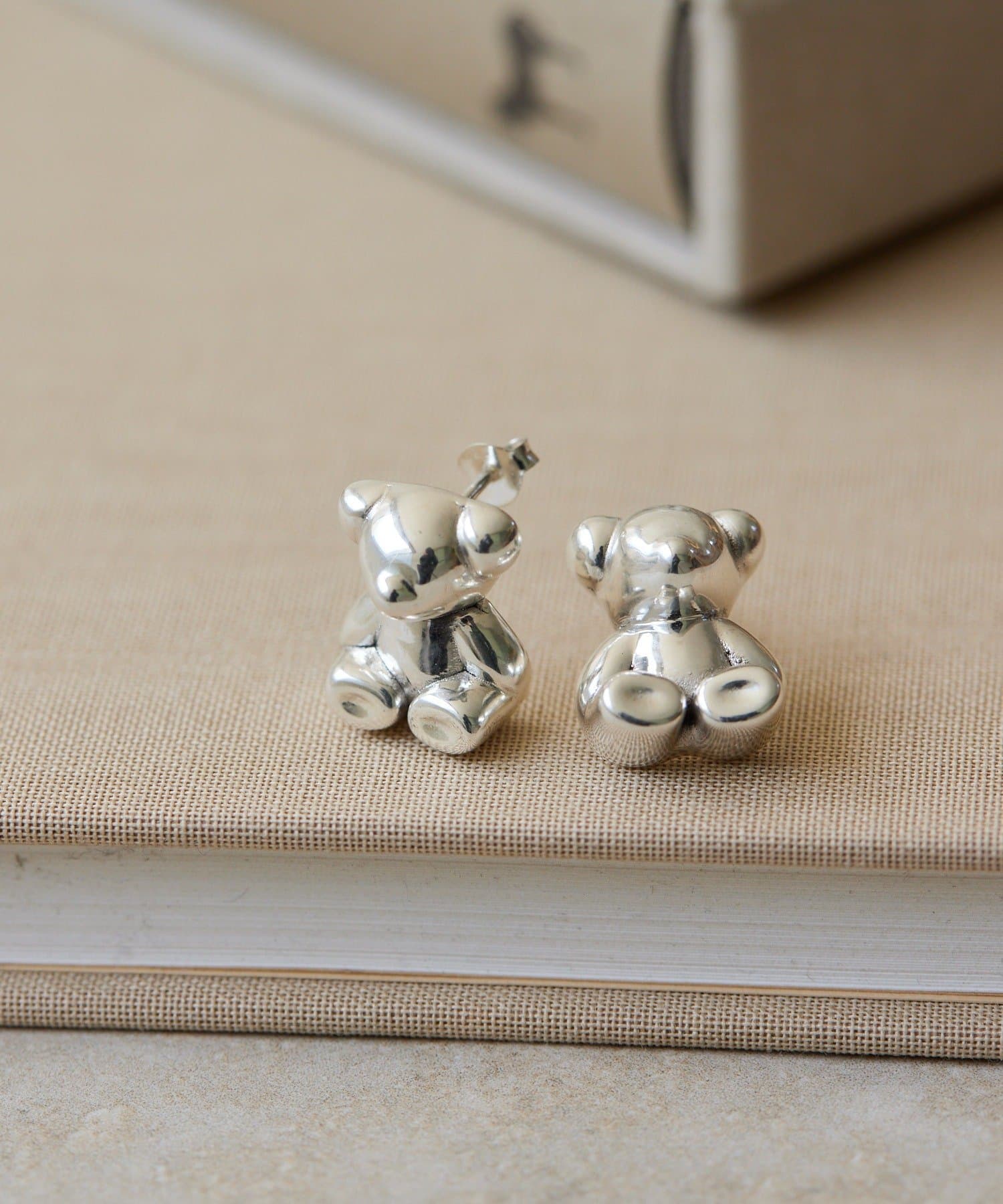 ear PAPILLONNER(イア パピヨネ) 《WEB＆一部店舗限定/スターリングシルバー使用》》おすわりくまさんピアス