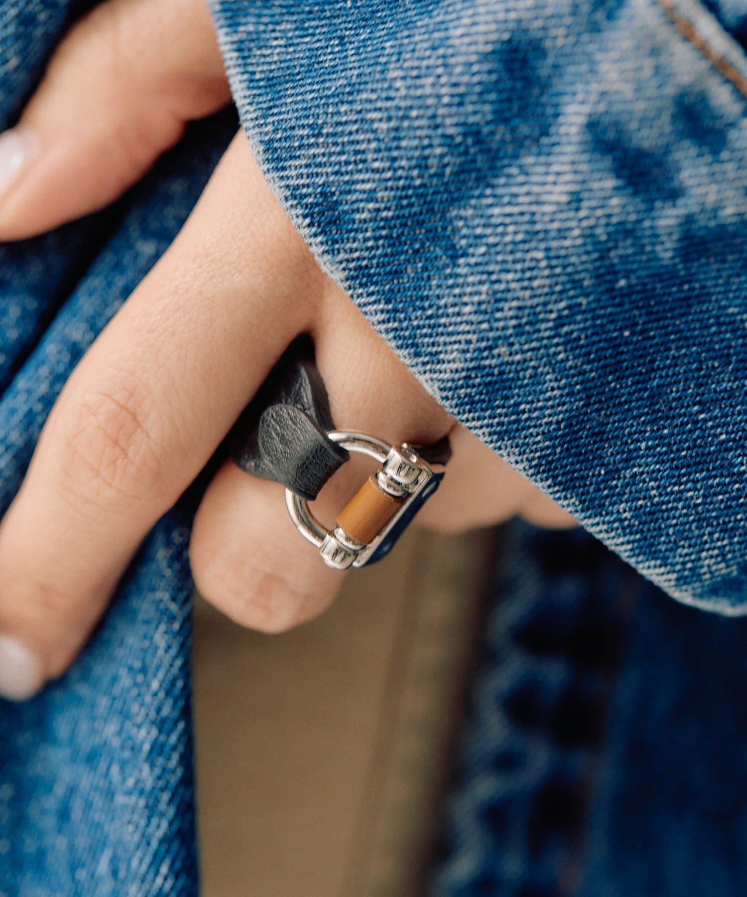 ear PAPILLONNER(イア パピヨネ) 《牛革》バックルレザーリング