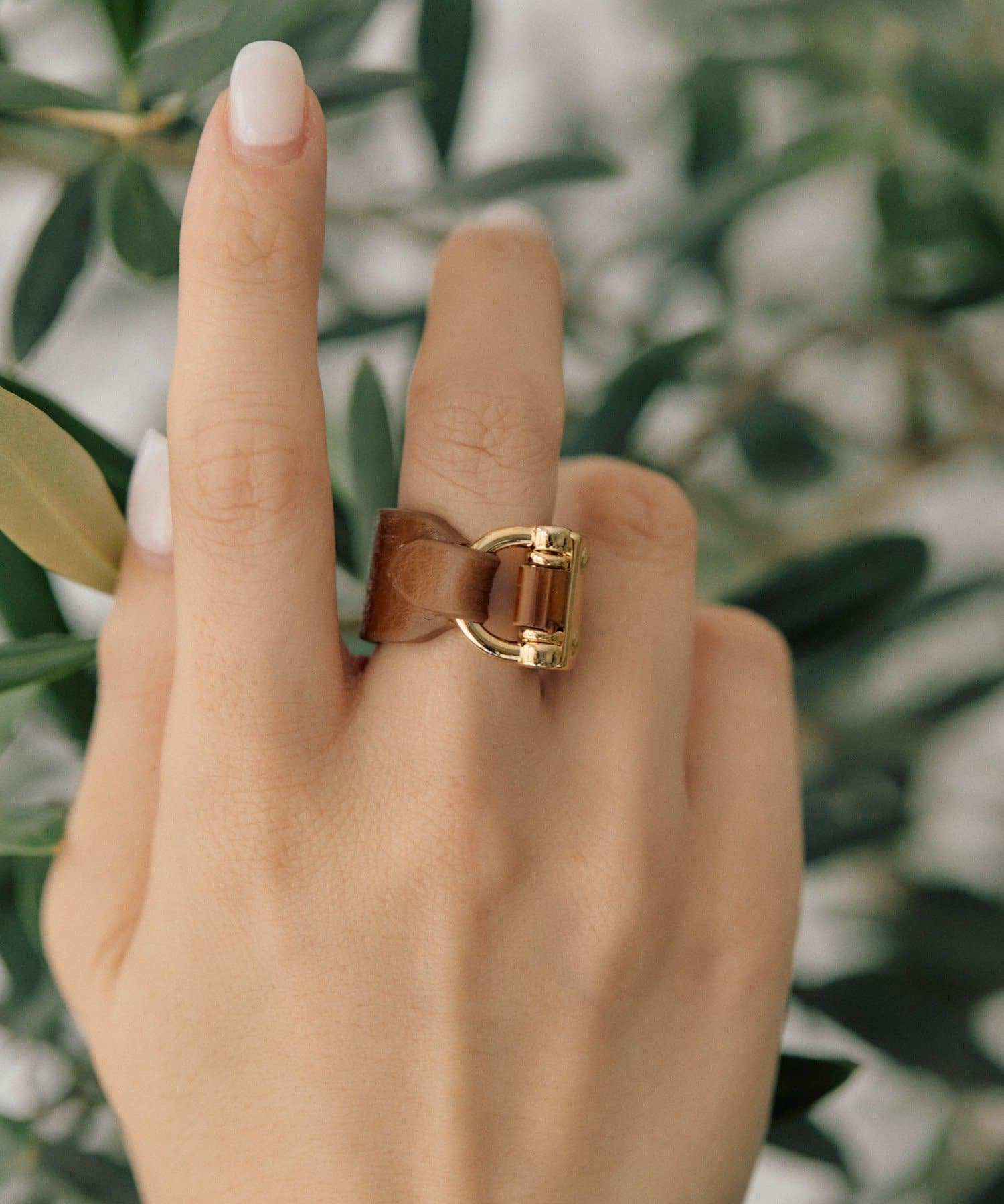 ear PAPILLONNER(イア パピヨネ) 《牛革》バックルレザーリング