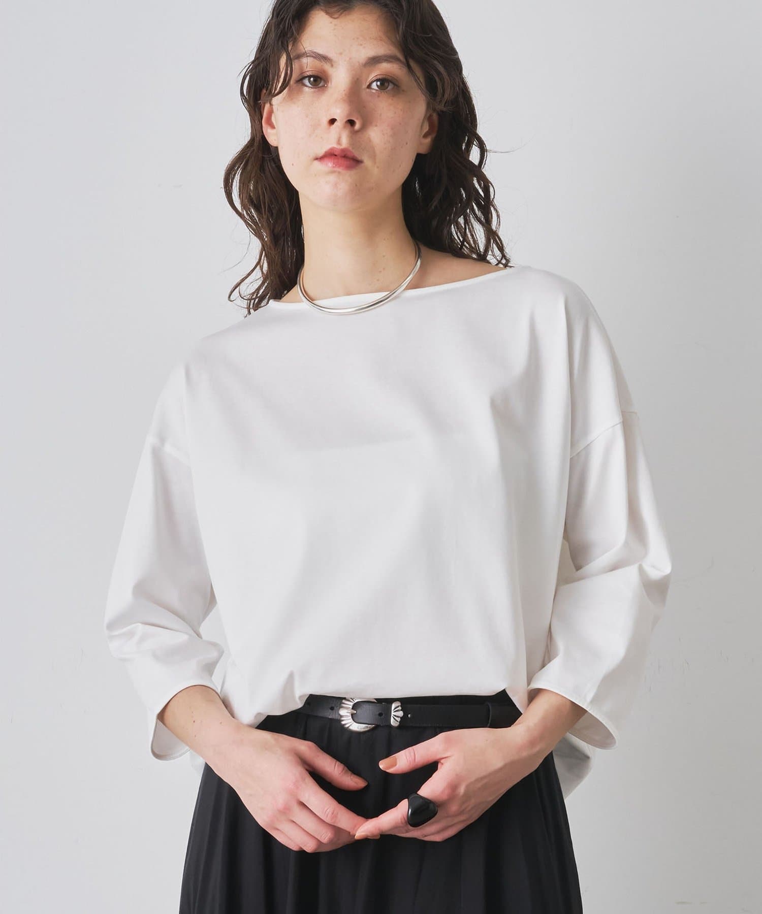 【2025SS】ブラウス感覚で使える、クリーンな七分袖Tシャツ■ベーシックなデザインがうれしい七分袖のカットソー。■きれいめな見え感と程よいサイズ感がシーンやスタイルを選ばず幅広く活躍。■タックインで