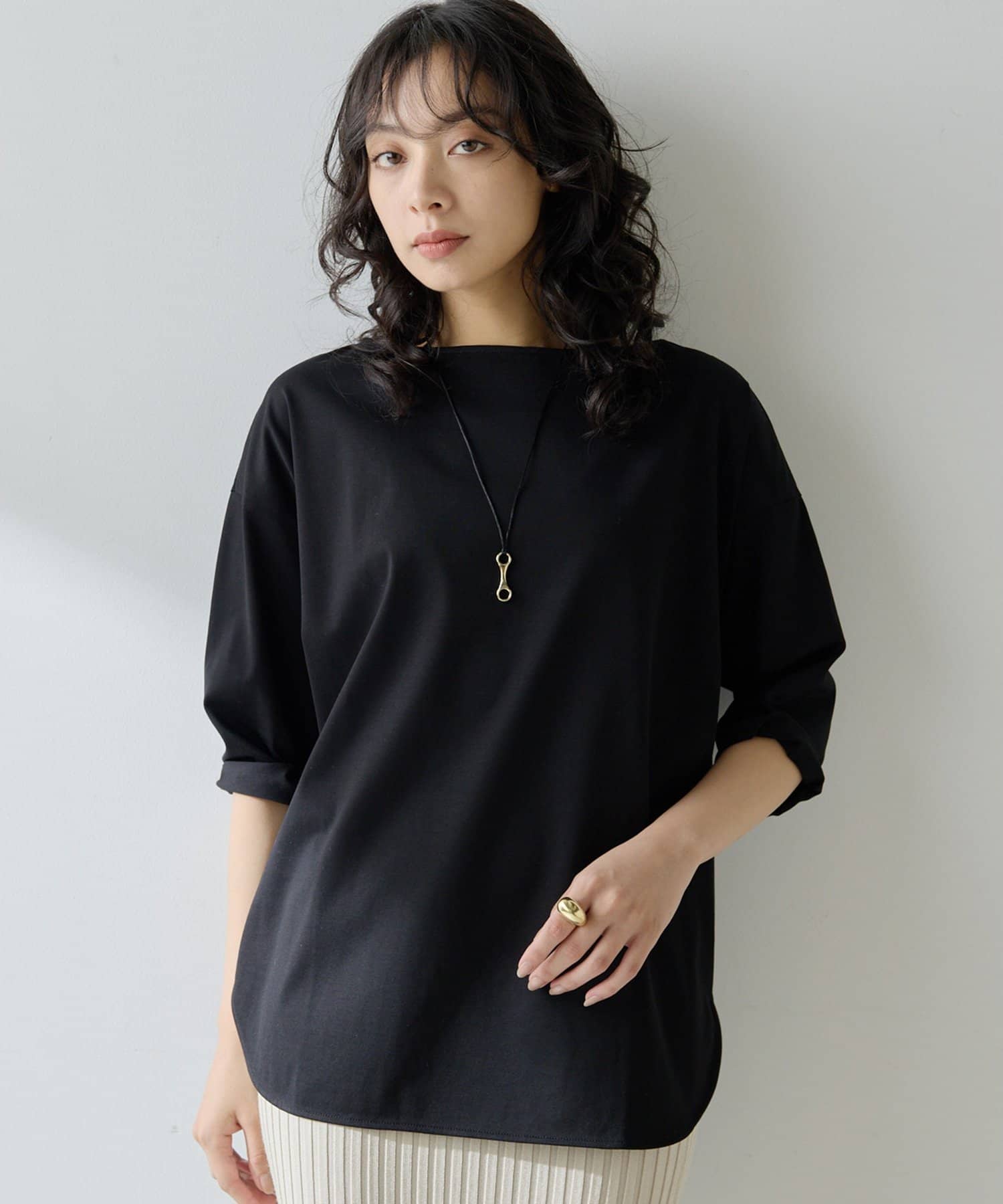 【2025SS】ブラウス感覚で使える、クリーンな七分袖Tシャツ■ベーシックなデザインがうれしい七分袖のカットソー。■きれいめな見え感と程よいサイズ感がシーンやスタイルを選ばず幅広く活躍。■タックインで