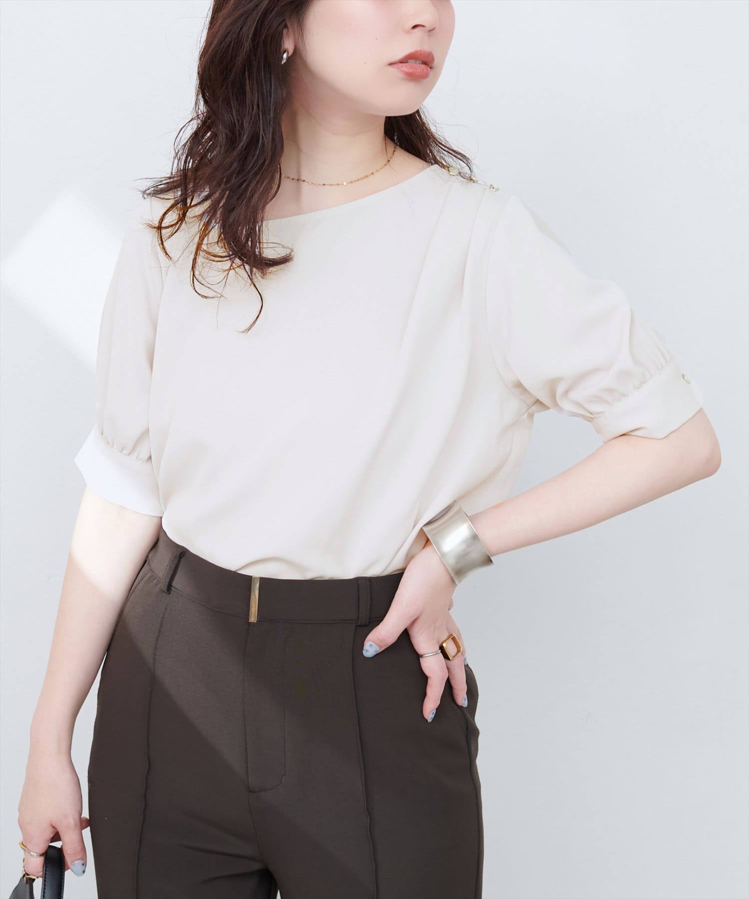 natural couture(ナチュラルクチュール) アシメネック金釦装飾ブラウス