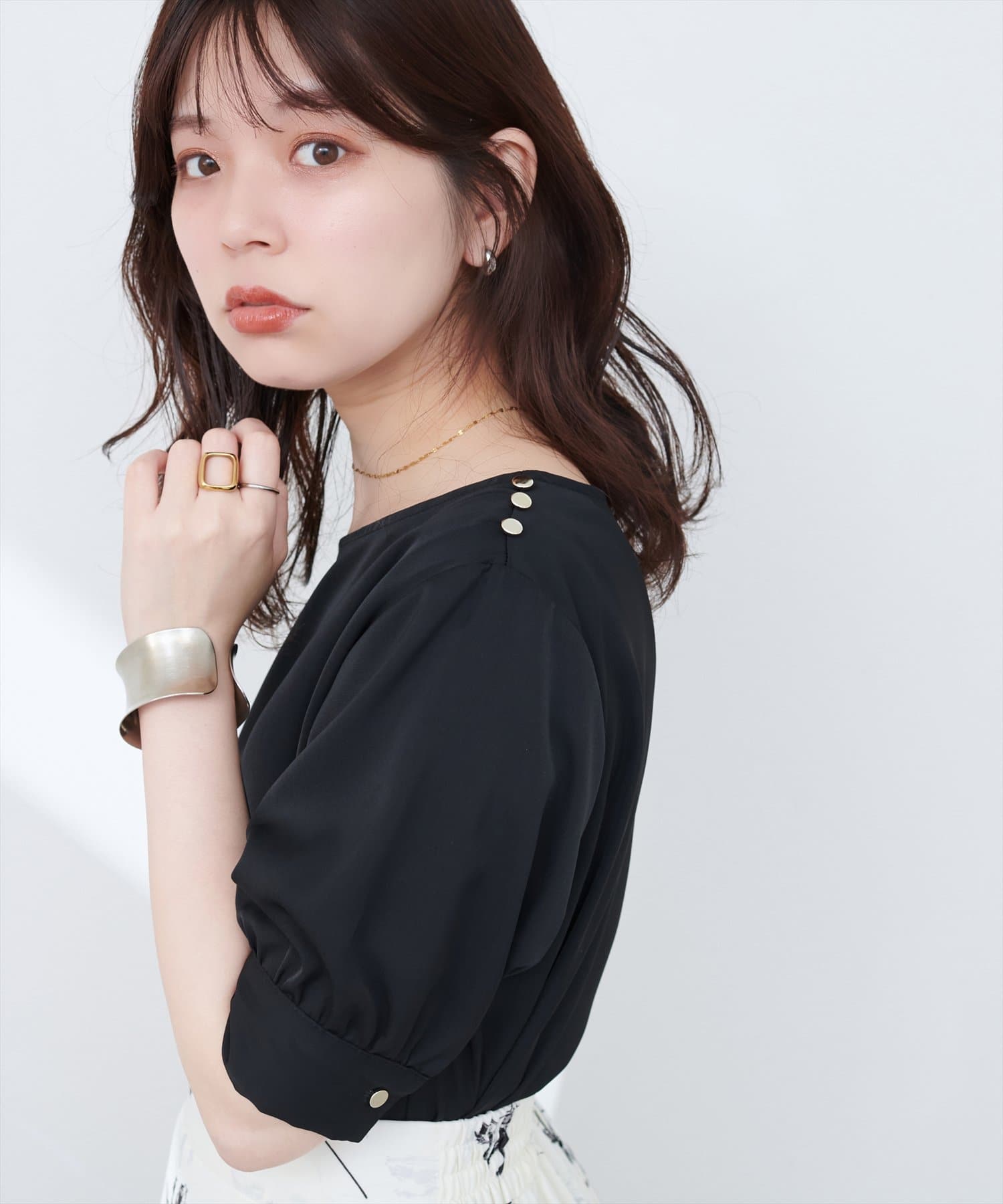 natural couture(ナチュラルクチュール) アシメネック金釦装飾ブラウス