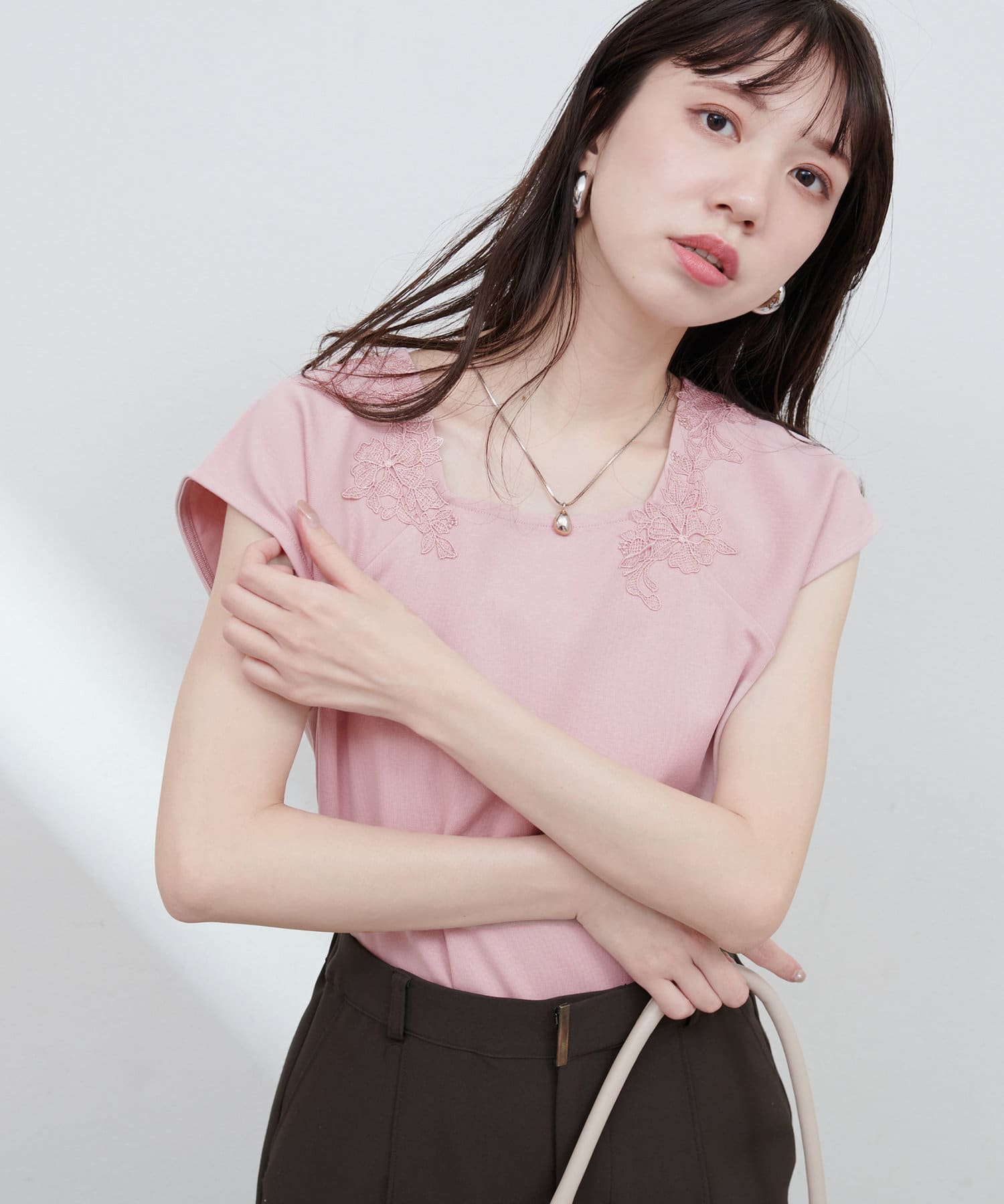 【2025SS natural couture】花柄レーススクエアネックTシャツ■Design大人の女性の魅力を引き出す、上品でフェミニンなトップス。シンプルながらも、スクエアネックと繊細なレース装飾