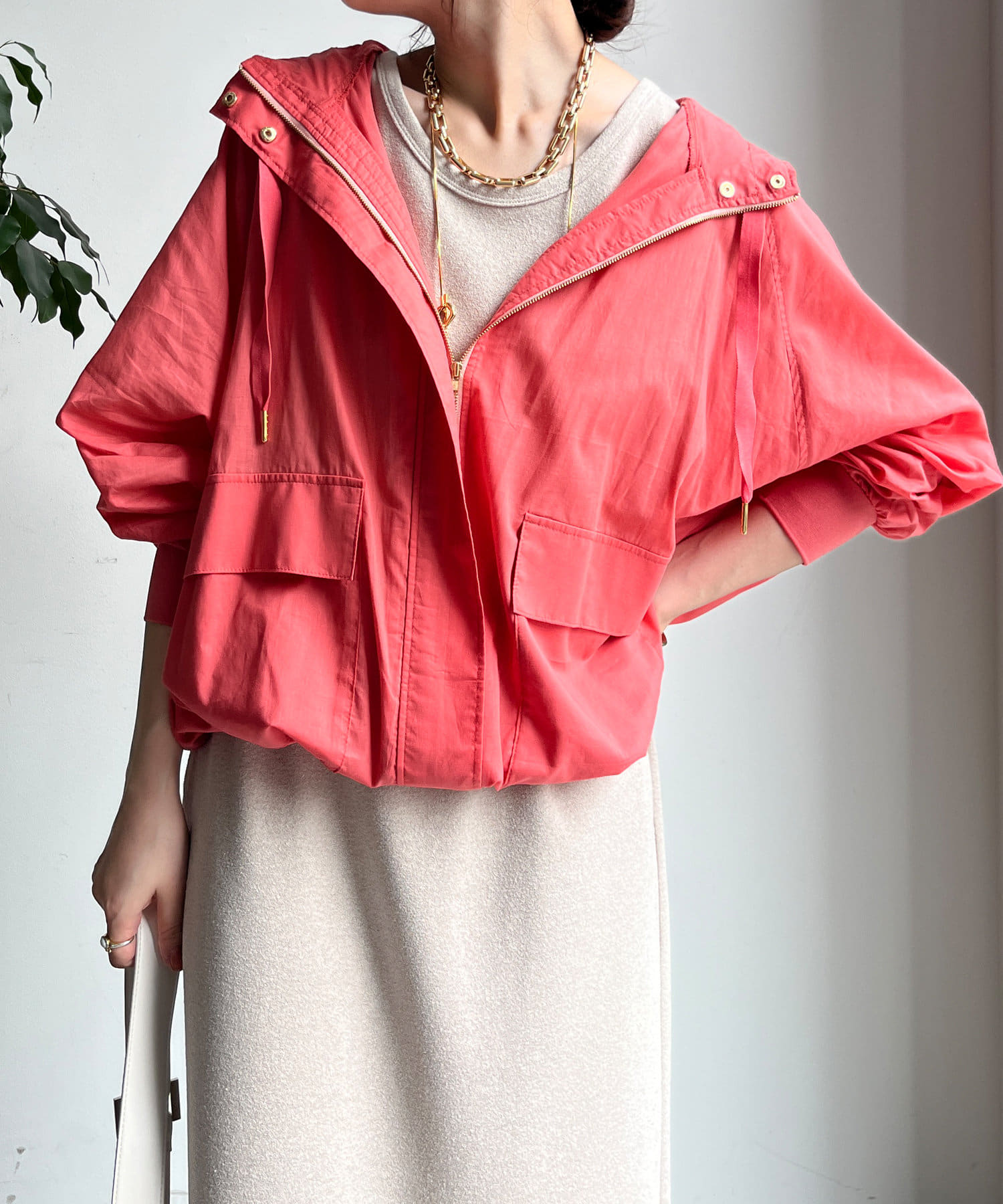 ■2025 SPRING & SUMMER ITEM■旬のスタイリングを仕上げるアイテム。シャツとブルゾンを組み合わせたような１着。シアー感のある素材で涼しく、夏も快適に着ていただけます。きれ