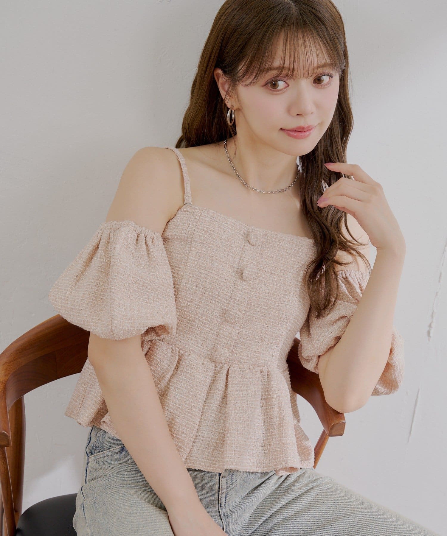 オフショル×ペプラムで叶える、大人の甘ブラウス登場！▶商品ポイント・肩を落としてオフショルダーとしても着れる2way仕様のオフショルブラウス。・ ペプラムデザインがウエストをキュッと引き締め、スタイル